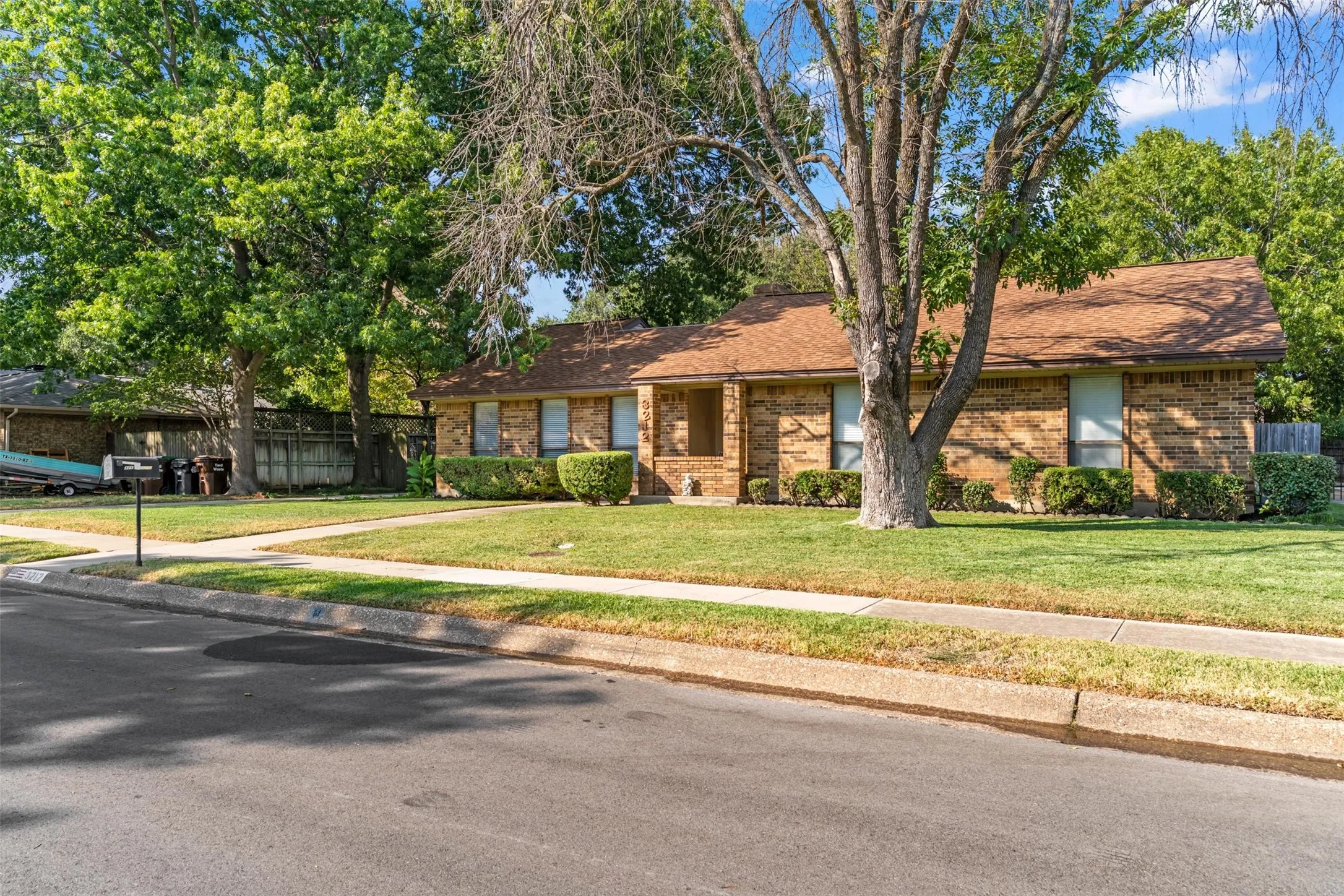 Single Family Residence For Sale in Denton County , 3212 Dunes Street, Denton, Texas 76209, 3 Bedroom, 2 Bathroom, 2 Garage spaces, 1,966 Sqft, built in 1982, mls#21400635, Real Estate Agent in Denton, Homes For Sale in Denton county, Homes For Sale in Denton, Realtor in Denton Texas, Real Estate Brokerage Independent Realty Texas, Luminita Cordes Realtor
