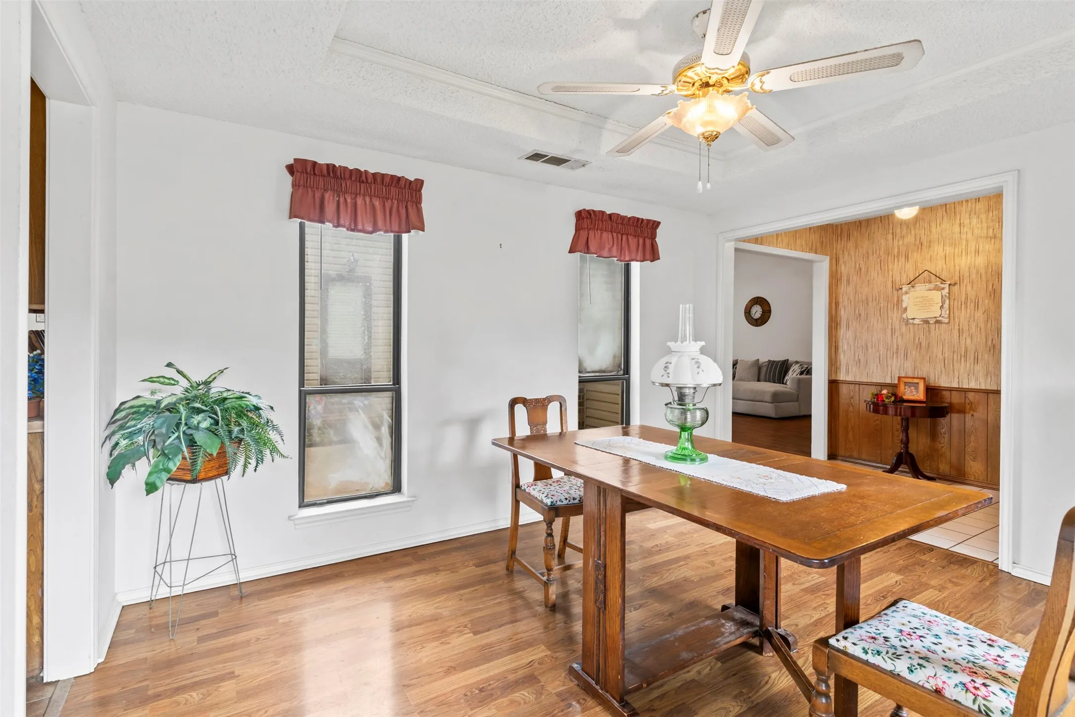 Single Family Residence For Sale in Denton County , 3212 Dunes Street, Denton, Texas 76209, 3 Bedroom, 2 Bathroom, 2 Garage spaces, 1,966 Sqft, built in 1982, mls#21400635, Real Estate Agent in Denton, Homes For Sale in Denton county, Homes For Sale in Denton, Realtor in Denton Texas, Real Estate Brokerage Independent Realty Texas, Luminita Cordes Realtor