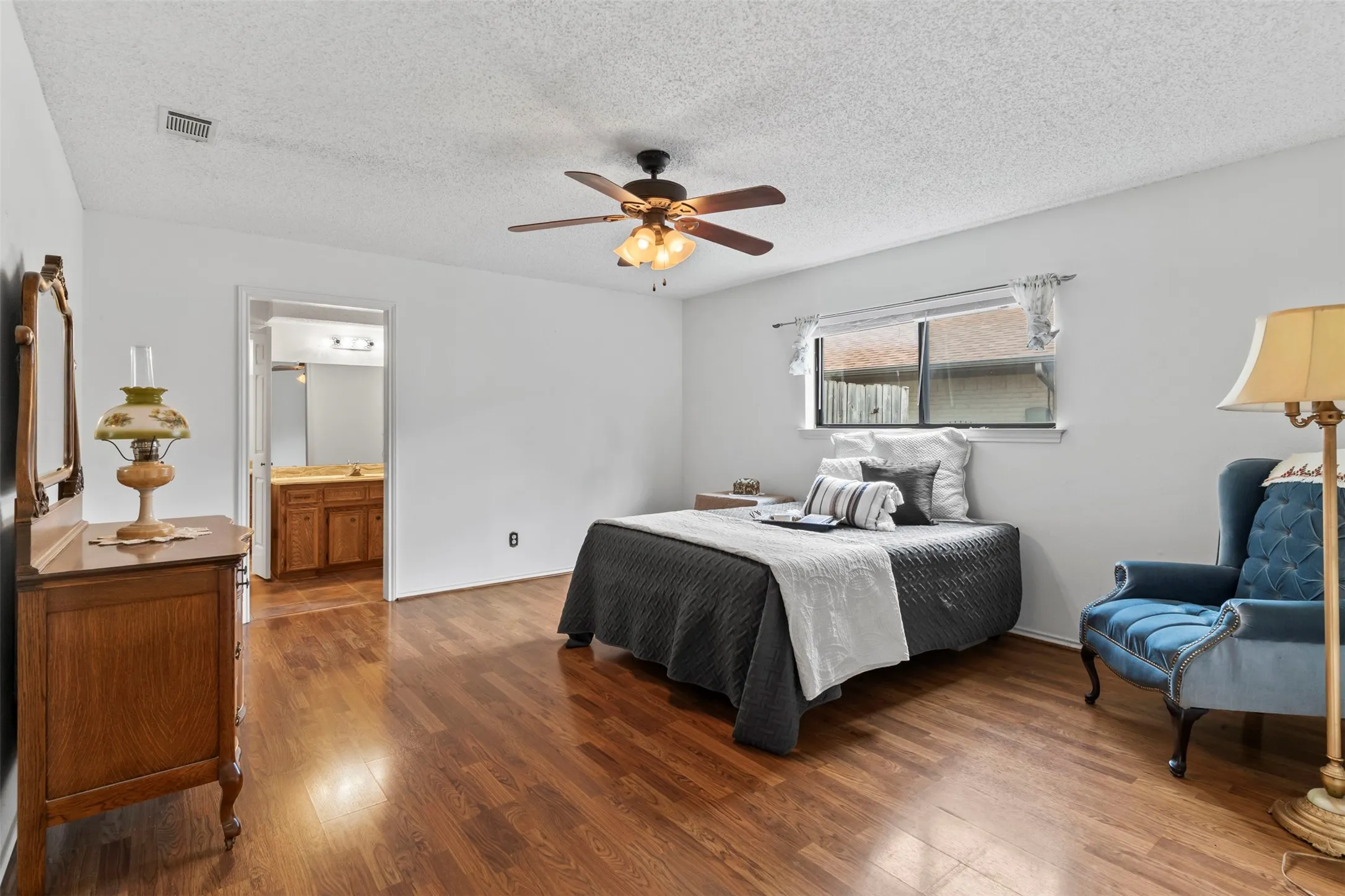 Single Family Residence For Sale in Denton County , 3212 Dunes Street, Denton, Texas 76209, 3 Bedroom, 2 Bathroom, 2 Garage spaces, 1,966 Sqft, built in 1982, mls#21400635, Real Estate Agent in Denton, Homes For Sale in Denton county, Homes For Sale in Denton, Realtor in Denton Texas, Real Estate Brokerage Independent Realty Texas, Luminita Cordes Realtor