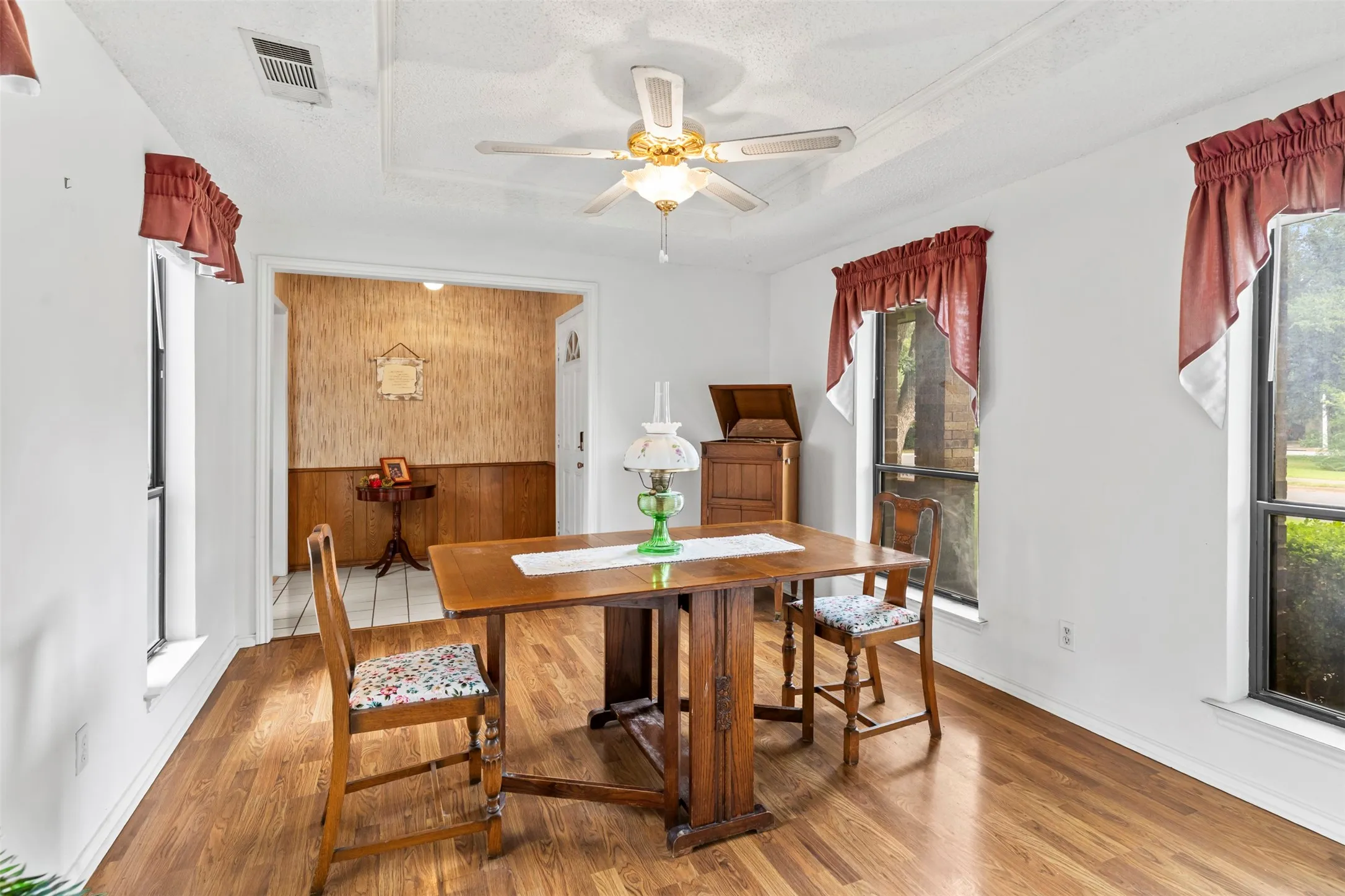 Single Family Residence For Sale in Denton County , 3212 Dunes Street, Denton, Texas 76209, 3 Bedroom, 2 Bathroom, 2 Garage spaces, 1,966 Sqft, built in 1982, mls#21400635, Real Estate Agent in Denton, Homes For Sale in Denton county, Homes For Sale in Denton, Realtor in Denton Texas, Real Estate Brokerage Independent Realty Texas, Luminita Cordes Realtor