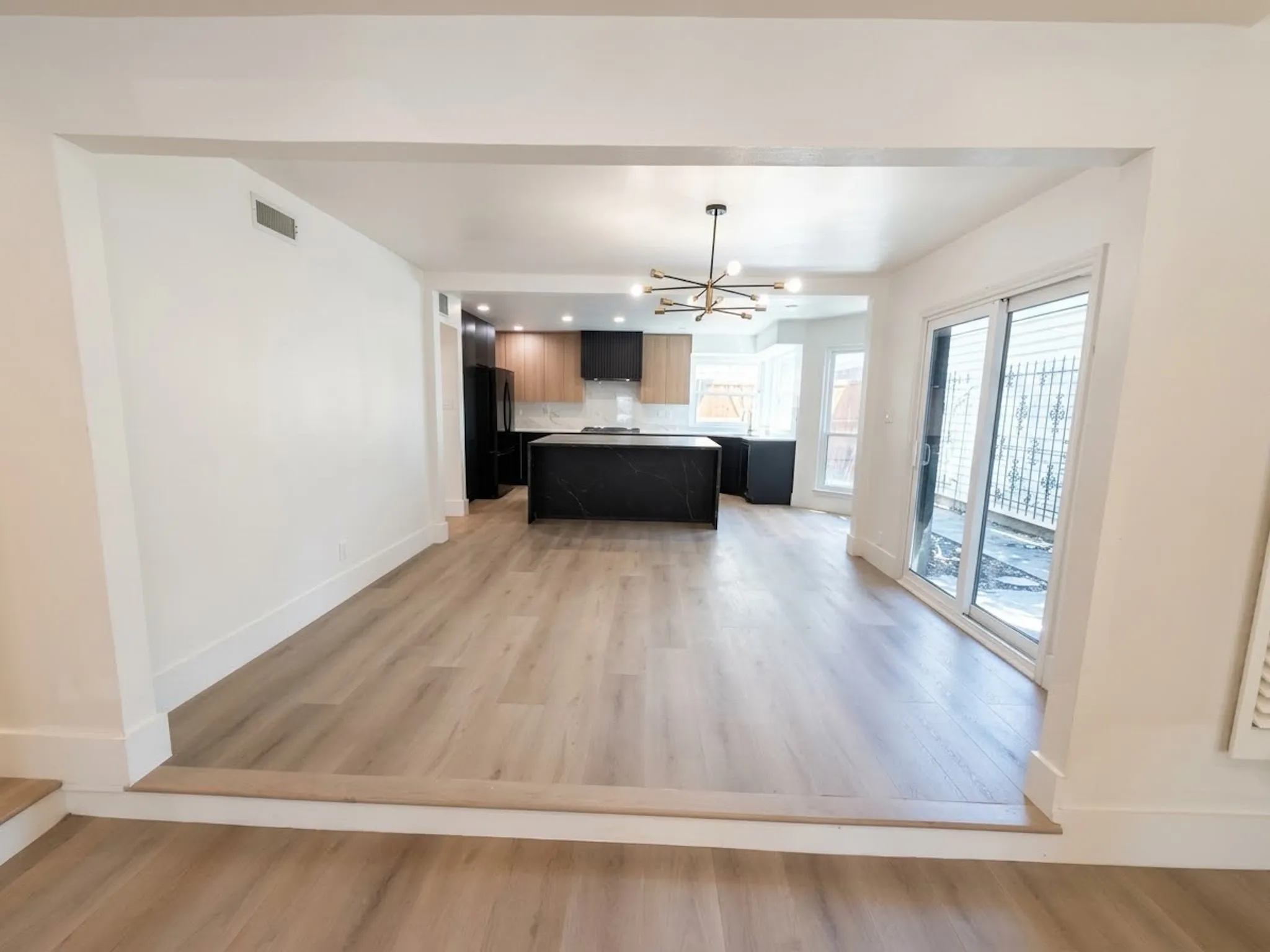 Single Family Residence For Rent in Dallas County , 820 Pavillion Street, Dallas, Texas 75204, 2 Bedroom, 3 Bathroom, 1 Garage spaces, 2,258 Sqft, built in 1980, mls#21397058, Real Estate Agent in Dallas, Homes For Rent in Dallas county, Homes For Rent in Dallas, Realtor in Dallas Texas, Real Estate Brokerage Independent Realty Texas, Luminita Cordes Realtor