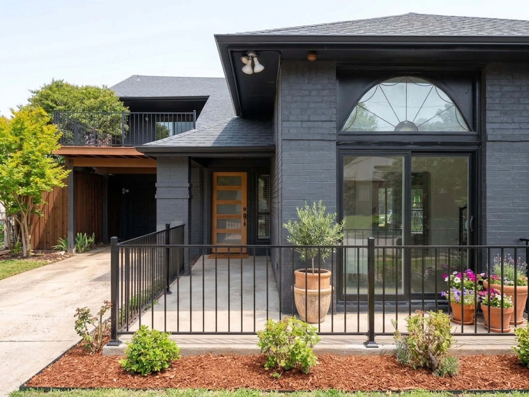Front patio and also huge balcony deck