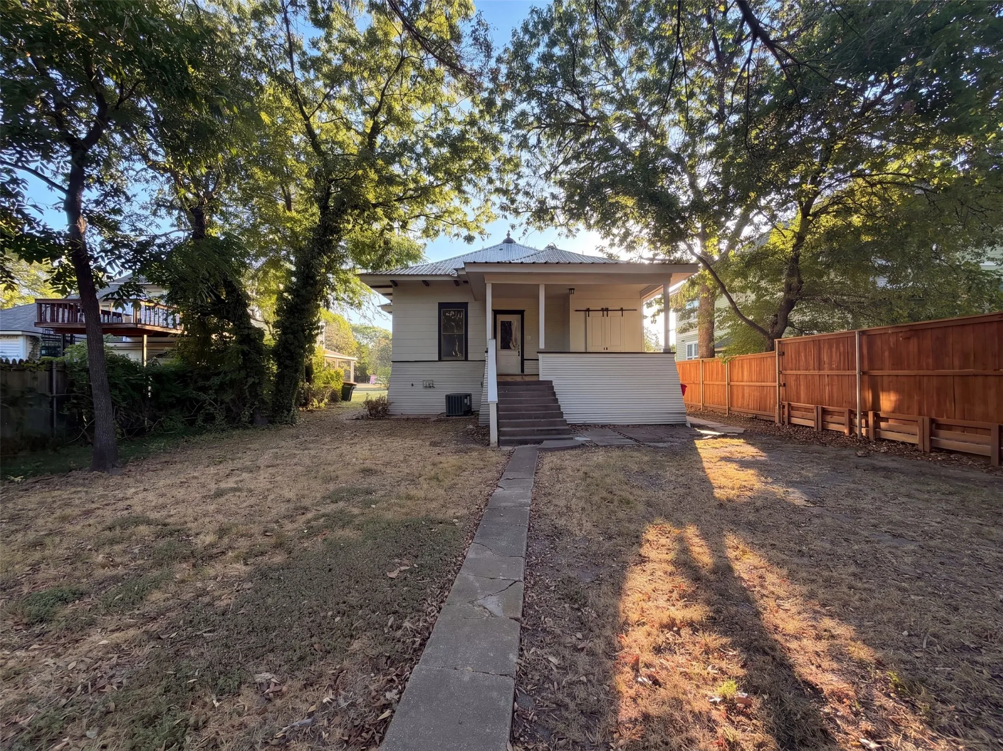 Single Family Residence For Sale in Grayson County , 712 S Crockett Street, Sherman, Texas 75090, 2 Bedroom, 2 Bathroom, Garage spaces, 1,412 Sqft, built in 1900, mls#21398746, Real Estate Agent in Sherman, Homes For Sale in Grayson county, Homes For Sale in Sherman, Realtor in Sherman Texas, Real Estate Brokerage Independent Realty Texas, Luminita Cordes Realtor