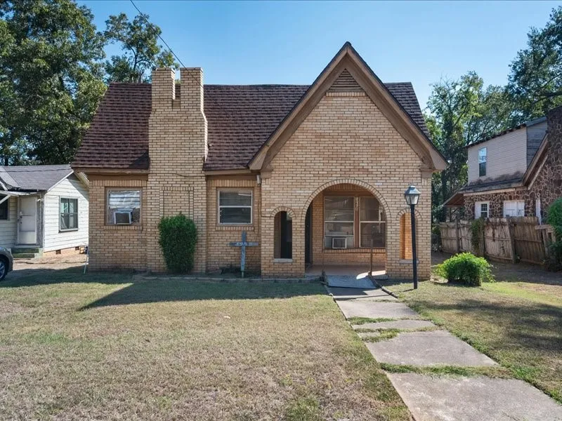 Single Family Residence For Sale in Smith County , 1215 N Confederate Avenue, Tyler, Texas 75702, 3 Bedroom, 1 Bathroom, Garage spaces, 1,148 Sqft, built in 1937, mls#21398415, Real Estate Agent in Tyler, Homes For Sale in Smith county, Homes For Sale in Tyler, Realtor in Tyler Texas, Real Estate Brokerage Independent Realty Texas, Luminita Cordes Realtor