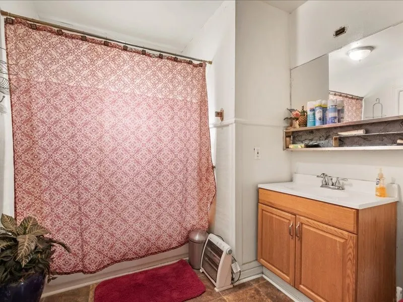 Single Family Residence For Sale in Smith County , 1215 N Confederate Avenue, Tyler, Texas 75702, 3 Bedroom, 1 Bathroom, Garage spaces, 1,148 Sqft, built in 1937, mls#21398415, Real Estate Agent in Tyler, Homes For Sale in Smith county, Homes For Sale in Tyler, Realtor in Tyler Texas, Real Estate Brokerage Independent Realty Texas, Luminita Cordes Realtor