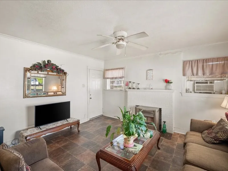 Single Family Residence For Sale in Smith County , 1215 N Confederate Avenue, Tyler, Texas 75702, 3 Bedroom, 1 Bathroom, Garage spaces, 1,148 Sqft, built in 1937, mls#21398415, Real Estate Agent in Tyler, Homes For Sale in Smith county, Homes For Sale in Tyler, Realtor in Tyler Texas, Real Estate Brokerage Independent Realty Texas, Luminita Cordes Realtor
