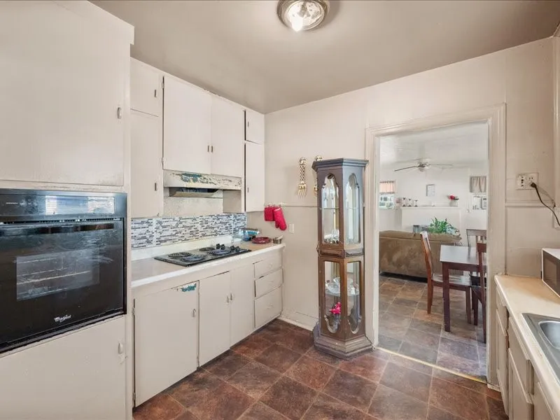 Single Family Residence For Sale in Smith County , 1215 N Confederate Avenue, Tyler, Texas 75702, 3 Bedroom, 1 Bathroom, Garage spaces, 1,148 Sqft, built in 1937, mls#21398415, Real Estate Agent in Tyler, Homes For Sale in Smith county, Homes For Sale in Tyler, Realtor in Tyler Texas, Real Estate Brokerage Independent Realty Texas, Luminita Cordes Realtor