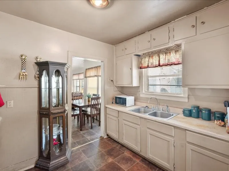 Single Family Residence For Sale in Smith County , 1215 N Confederate Avenue, Tyler, Texas 75702, 3 Bedroom, 1 Bathroom, Garage spaces, 1,148 Sqft, built in 1937, mls#21398415, Real Estate Agent in Tyler, Homes For Sale in Smith county, Homes For Sale in Tyler, Realtor in Tyler Texas, Real Estate Brokerage Independent Realty Texas, Luminita Cordes Realtor