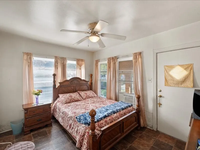 Single Family Residence For Sale in Smith County , 1215 N Confederate Avenue, Tyler, Texas 75702, 3 Bedroom, 1 Bathroom, Garage spaces, 1,148 Sqft, built in 1937, mls#21398415, Real Estate Agent in Tyler, Homes For Sale in Smith county, Homes For Sale in Tyler, Realtor in Tyler Texas, Real Estate Brokerage Independent Realty Texas, Luminita Cordes Realtor