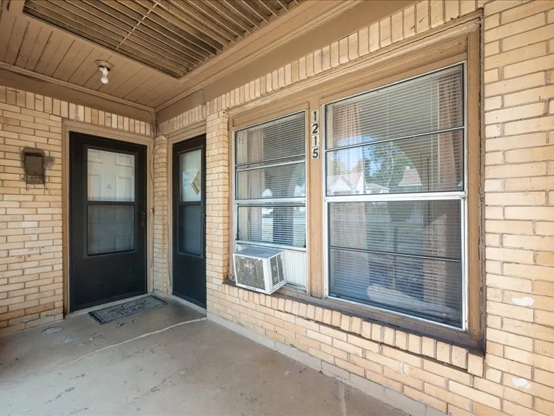 Single Family Residence For Sale in Smith County , 1215 N Confederate Avenue, Tyler, Texas 75702, 3 Bedroom, 1 Bathroom, Garage spaces, 1,148 Sqft, built in 1937, mls#21398415, Real Estate Agent in Tyler, Homes For Sale in Smith county, Homes For Sale in Tyler, Realtor in Tyler Texas, Real Estate Brokerage Independent Realty Texas, Luminita Cordes Realtor