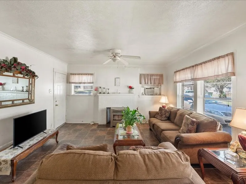 Single Family Residence For Sale in Smith County , 1215 N Confederate Avenue, Tyler, Texas 75702, 3 Bedroom, 1 Bathroom, Garage spaces, 1,148 Sqft, built in 1937, mls#21398415, Real Estate Agent in Tyler, Homes For Sale in Smith county, Homes For Sale in Tyler, Realtor in Tyler Texas, Real Estate Brokerage Independent Realty Texas, Luminita Cordes Realtor