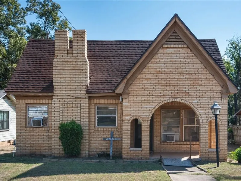 Single Family Residence For Sale in Smith County , 1215 N Confederate Avenue, Tyler, Texas 75702, 3 Bedroom, 1 Bathroom, Garage spaces, 1,148 Sqft, built in 1937, mls#21398415, Real Estate Agent in Tyler, Homes For Sale in Smith county, Homes For Sale in Tyler, Realtor in Tyler Texas, Real Estate Brokerage Independent Realty Texas, Luminita Cordes Realtor