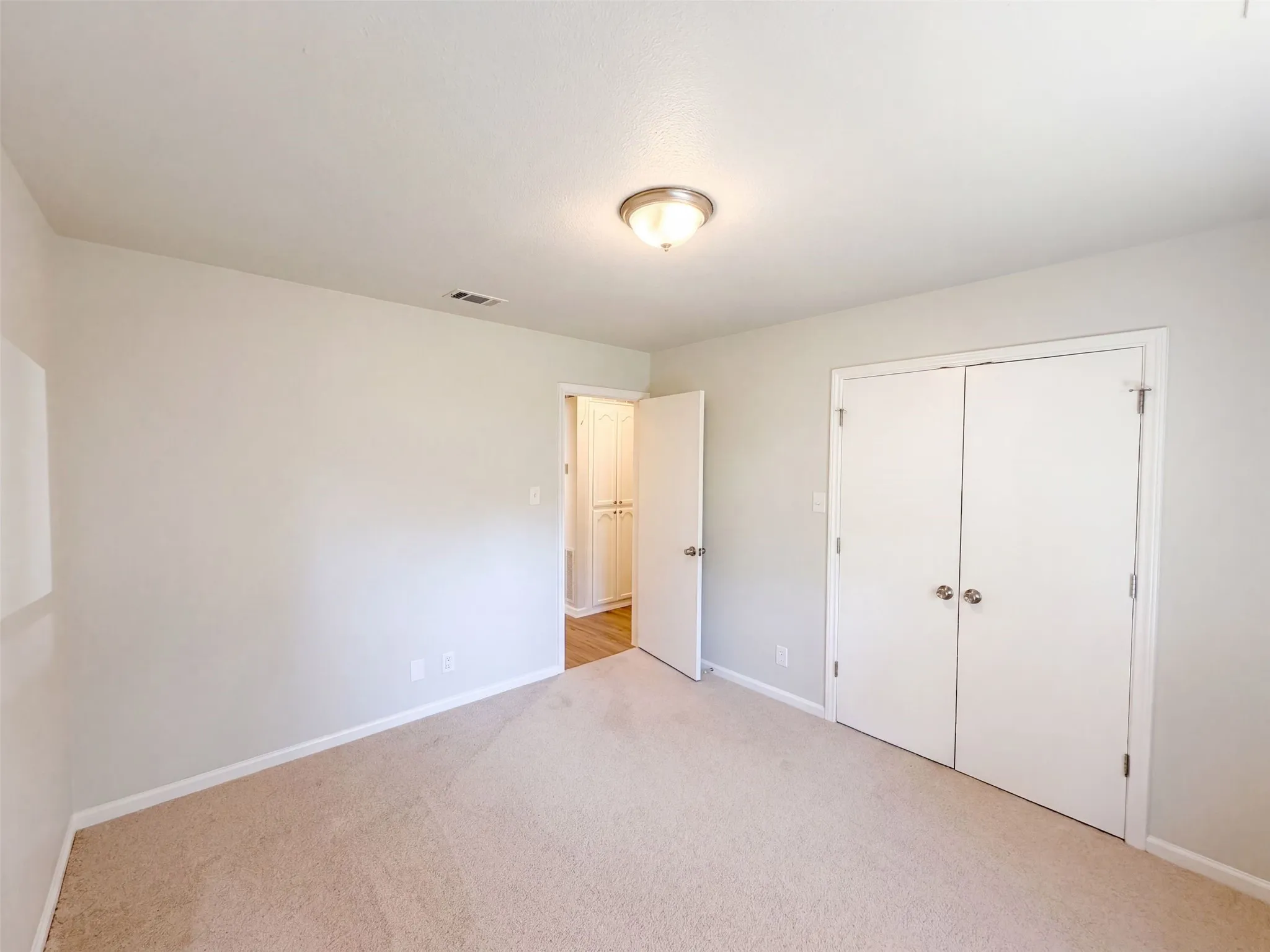 Single Family Residence For Sale in Denton County , 2812 Beverly Drive, Denton, Texas 76209, 3 Bedroom, 2 Bathroom, 2 Garage spaces, 1,372 Sqft, built in 1986, mls#21398423, Real Estate Agent in Denton, Homes For Sale in Denton county, Homes For Sale in Denton, Realtor in Denton Texas, Real Estate Brokerage Independent Realty Texas, Luminita Cordes Realtor
