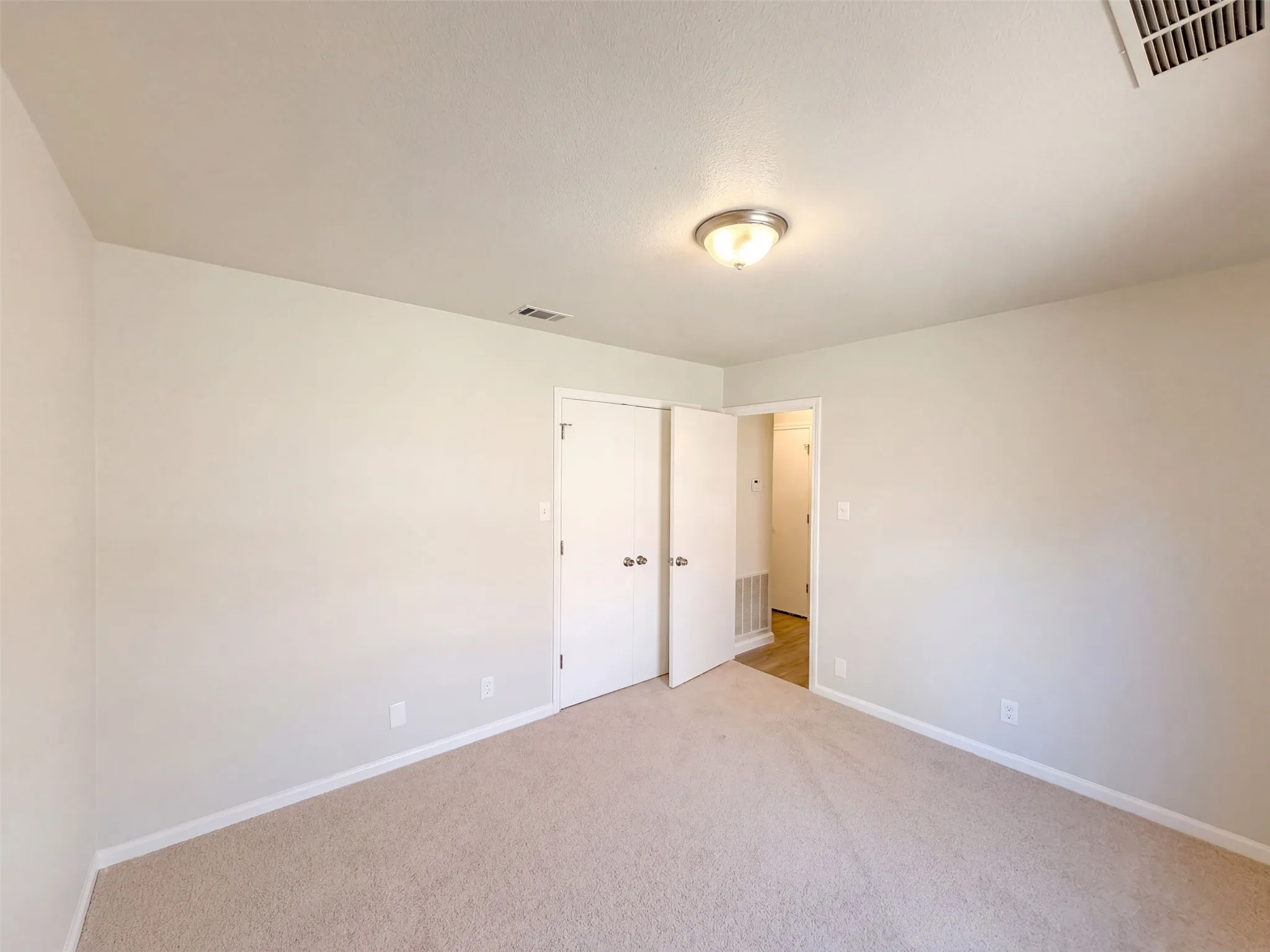Single Family Residence For Sale in Denton County , 2812 Beverly Drive, Denton, Texas 76209, 3 Bedroom, 2 Bathroom, 2 Garage spaces, 1,372 Sqft, built in 1986, mls#21398423, Real Estate Agent in Denton, Homes For Sale in Denton county, Homes For Sale in Denton, Realtor in Denton Texas, Real Estate Brokerage Independent Realty Texas, Luminita Cordes Realtor