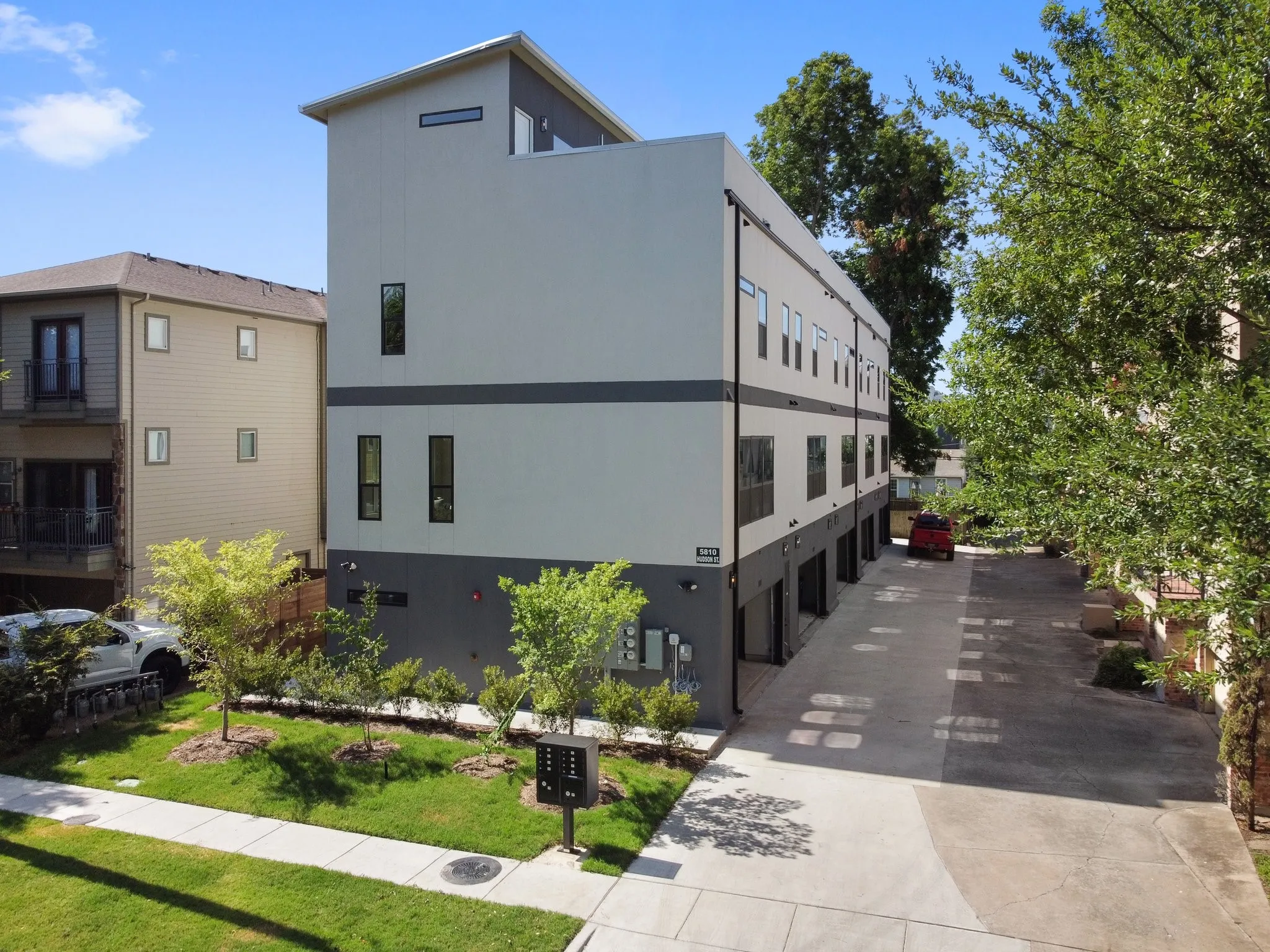 Townhouse For Rent in Dallas County , 5810 Hudson Street 104, Dallas, Texas 75206, 2 Bedroom, 3 Bathroom, 2 Garage spaces, 1,618 Sqft, built in 2022, mls#21400640, Real Estate Agent in Dallas, Homes For Rent in Dallas county, Homes For Rent in Dallas, Realtor in Dallas Texas, Real Estate Brokerage Independent Realty Texas, Luminita Cordes Realtor