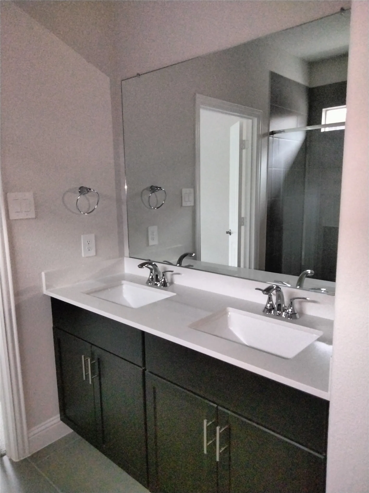 Dual vanity with white countertop and integrated rectangular sinks