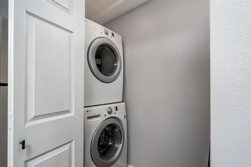 Stackable washer and dryer appliances