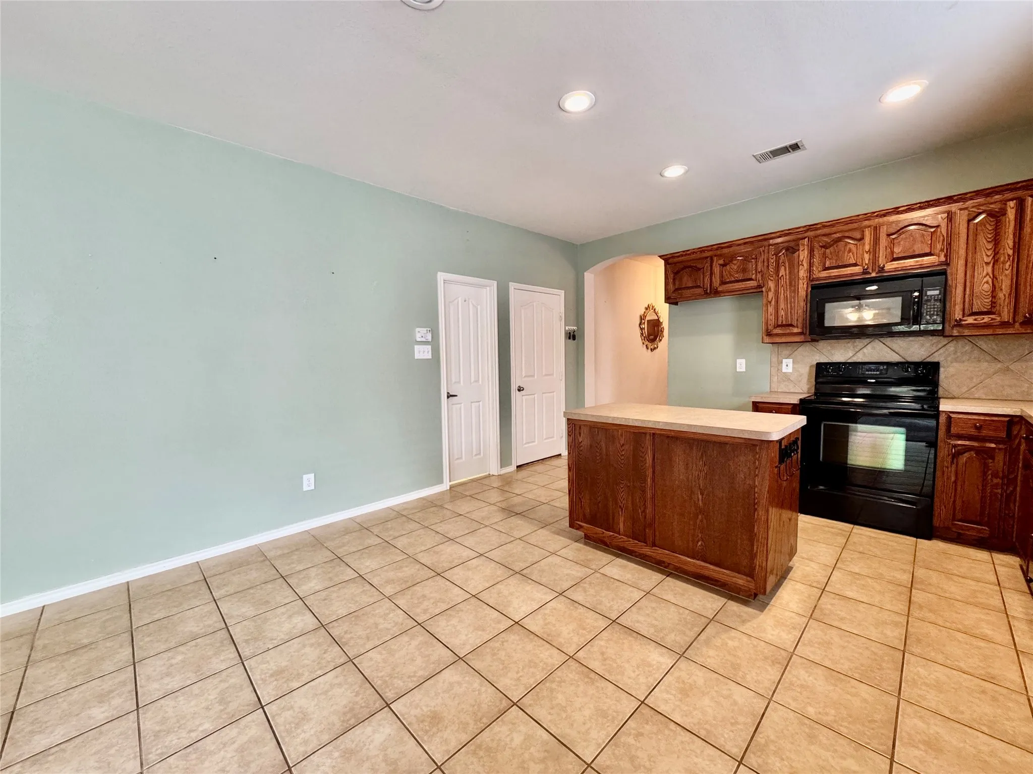 Single Family Residence For Sale in Tarrant County , 504 Winbridge Lane, Fort Worth, Texas 76052, 3 Bedroom, 2 Bathroom, 2 Garage spaces, 1,598 Sqft, built in 2005, mls#21400624, Real Estate Agent in Fort Worth, Homes For Sale in Tarrant county, Homes For Sale in Fort Worth, Realtor in Fort Worth Texas, Real Estate Brokerage Independent Realty Texas, Luminita Cordes Realtor