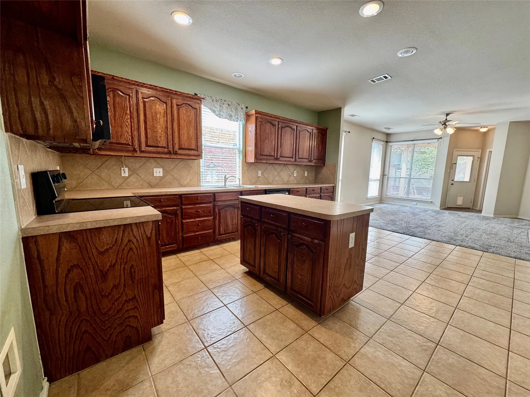 Single Family Residence For Sale in Tarrant County , 504 Winbridge Lane, Fort Worth, Texas 76052, 3 Bedroom, 2 Bathroom, 2 Garage spaces, 1,598 Sqft, built in 2005, mls#21400624, Real Estate Agent in Fort Worth, Homes For Sale in Tarrant county, Homes For Sale in Fort Worth, Realtor in Fort Worth Texas, Real Estate Brokerage Independent Realty Texas, Luminita Cordes Realtor