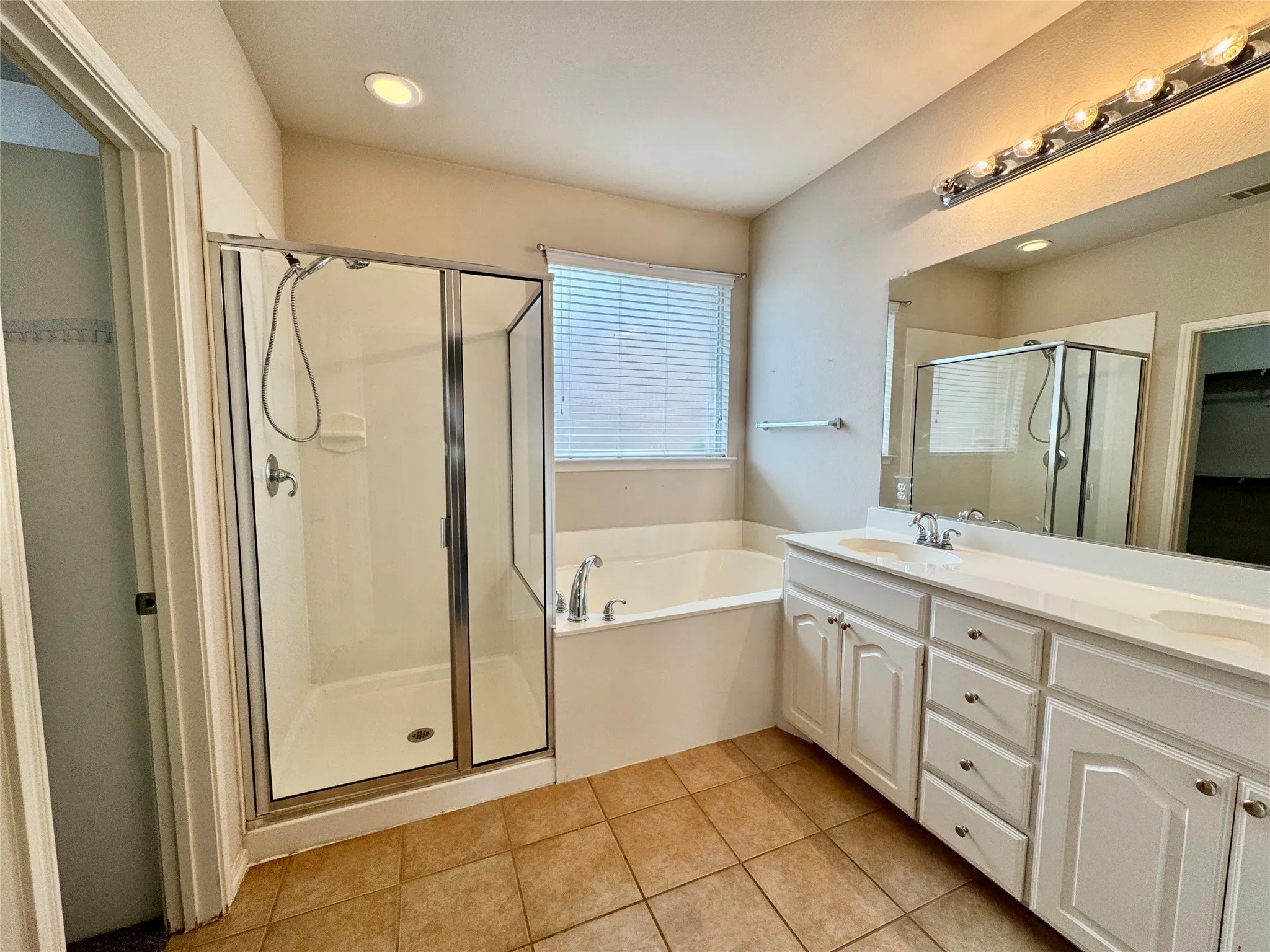 Single Family Residence For Sale in Tarrant County , 504 Winbridge Lane, Fort Worth, Texas 76052, 3 Bedroom, 2 Bathroom, 2 Garage spaces, 1,598 Sqft, built in 2005, mls#21400624, Real Estate Agent in Fort Worth, Homes For Sale in Tarrant county, Homes For Sale in Fort Worth, Realtor in Fort Worth Texas, Real Estate Brokerage Independent Realty Texas, Luminita Cordes Realtor