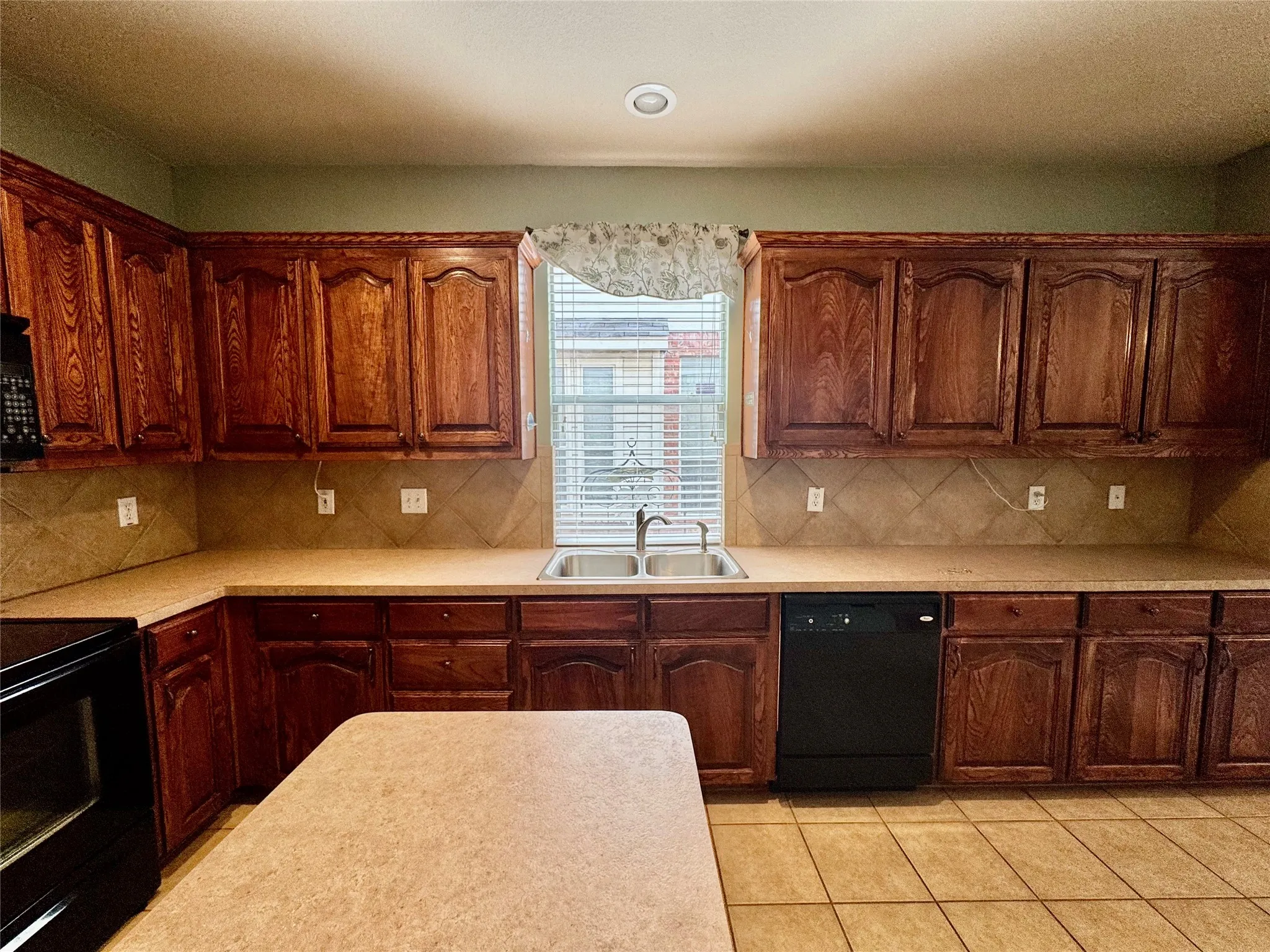 Single Family Residence For Sale in Tarrant County , 504 Winbridge Lane, Fort Worth, Texas 76052, 3 Bedroom, 2 Bathroom, 2 Garage spaces, 1,598 Sqft, built in 2005, mls#21400624, Real Estate Agent in Fort Worth, Homes For Sale in Tarrant county, Homes For Sale in Fort Worth, Realtor in Fort Worth Texas, Real Estate Brokerage Independent Realty Texas, Luminita Cordes Realtor