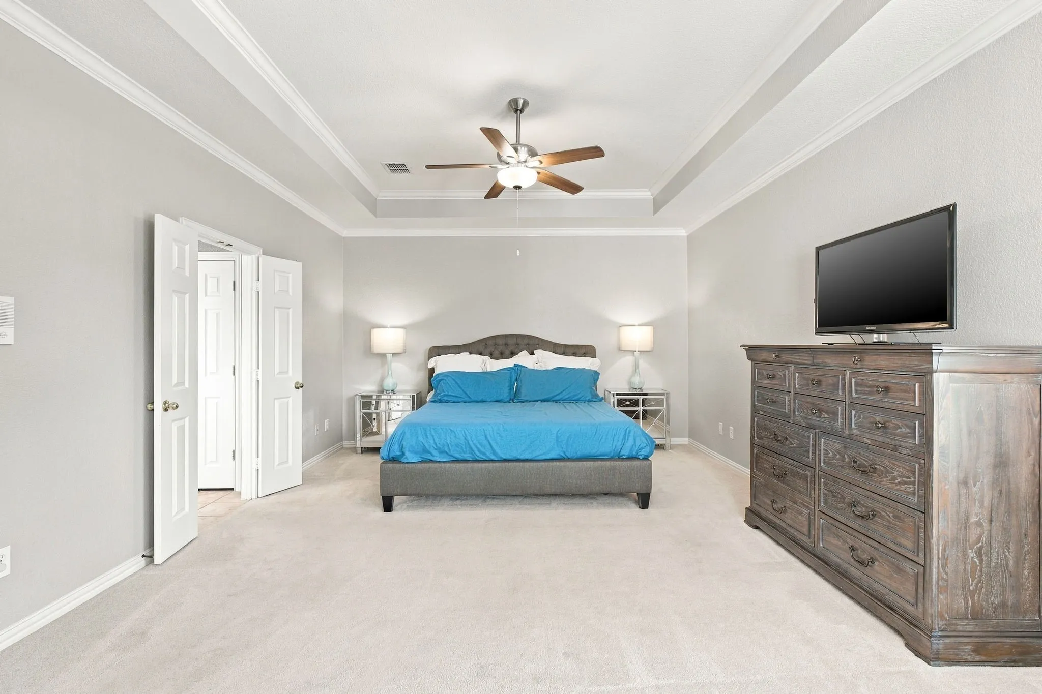 OVERSIZED Primary bedroom