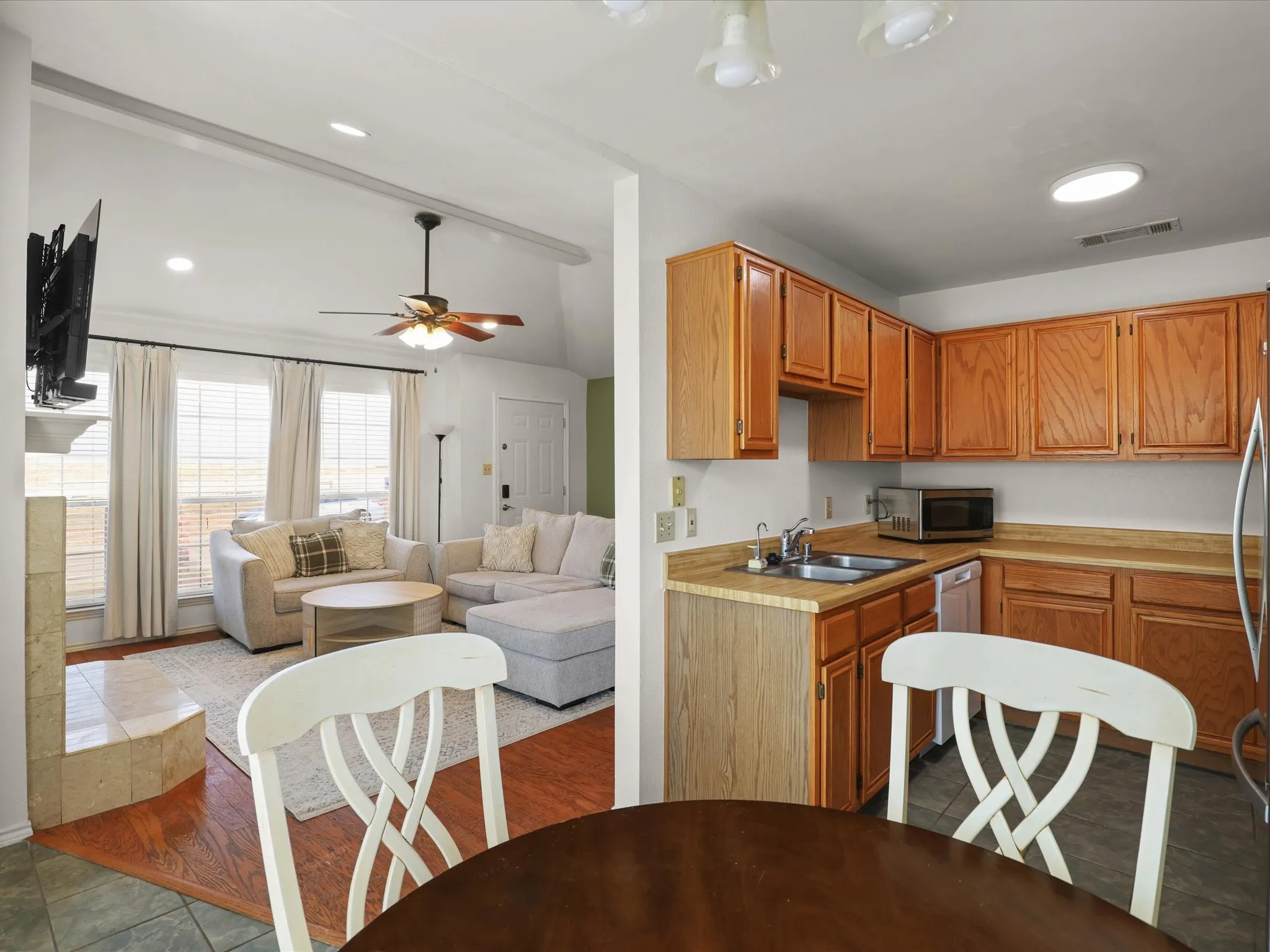 Single Family Residence For Sale in Tarrant County , 709 Basset Locke Drive, Fort Worth, Texas 76108, 3 Bedroom, 2 Bathroom, 2 Garage spaces, 1,115 Sqft, built in 1989, mls#21398392, Real Estate Agent in Fort Worth, Homes For Sale in Tarrant county, Homes For Sale in Fort Worth, Realtor in Fort Worth Texas, Real Estate Brokerage Independent Realty Texas, Luminita Cordes Realtor