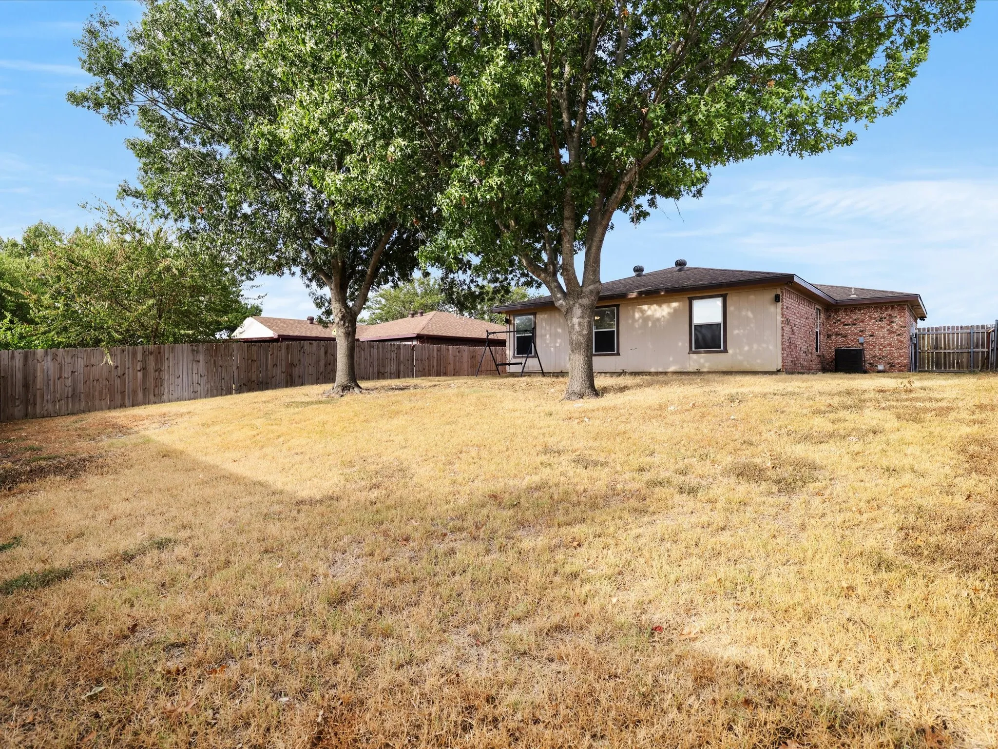 Single Family Residence For Sale in Tarrant County , 709 Basset Locke Drive, Fort Worth, Texas 76108, 3 Bedroom, 2 Bathroom, 2 Garage spaces, 1,115 Sqft, built in 1989, mls#21398392, Real Estate Agent in Fort Worth, Homes For Sale in Tarrant county, Homes For Sale in Fort Worth, Realtor in Fort Worth Texas, Real Estate Brokerage Independent Realty Texas, Luminita Cordes Realtor
