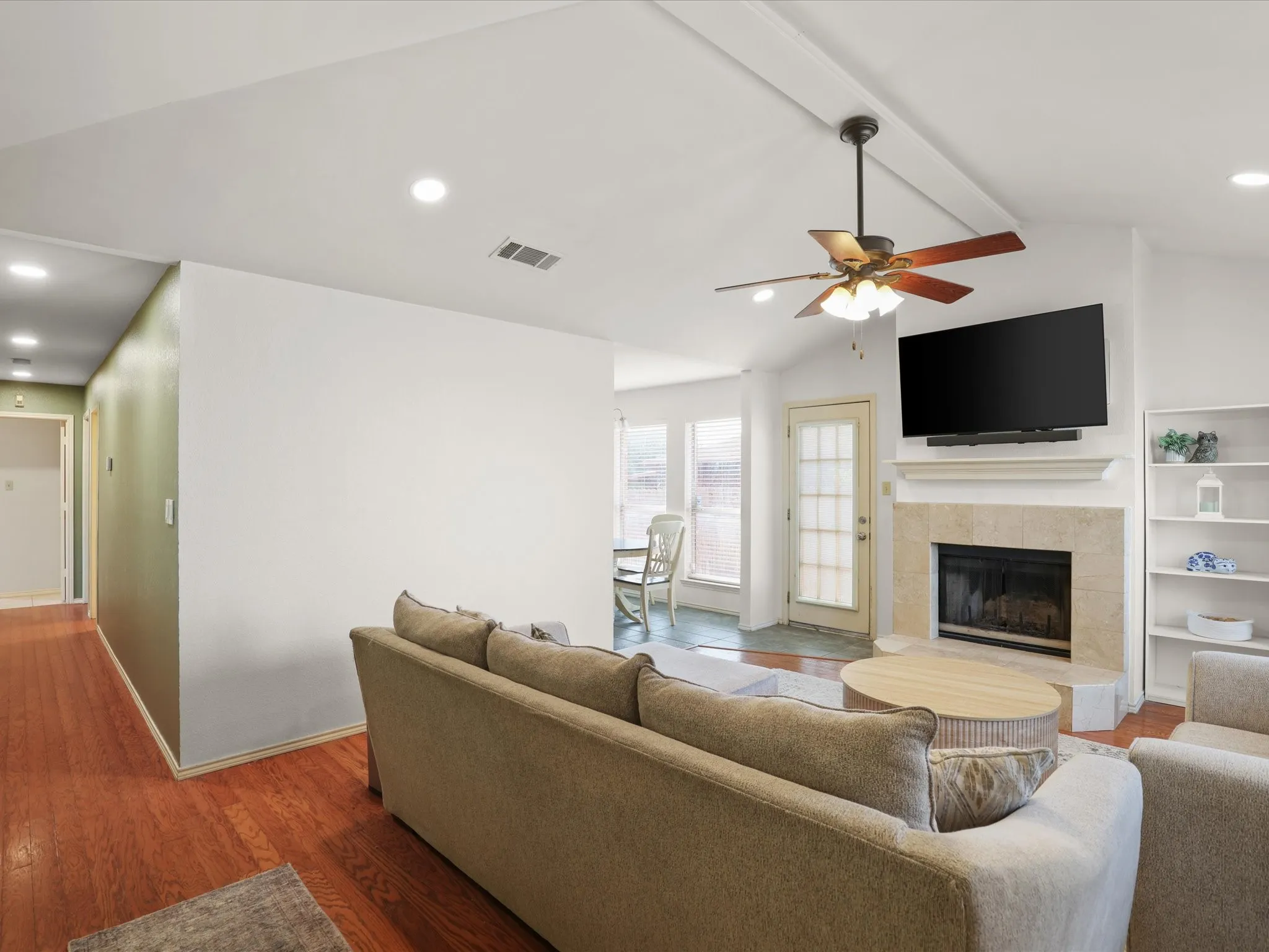 Single Family Residence For Sale in Tarrant County , 709 Basset Locke Drive, Fort Worth, Texas 76108, 3 Bedroom, 2 Bathroom, 2 Garage spaces, 1,115 Sqft, built in 1989, mls#21398392, Real Estate Agent in Fort Worth, Homes For Sale in Tarrant county, Homes For Sale in Fort Worth, Realtor in Fort Worth Texas, Real Estate Brokerage Independent Realty Texas, Luminita Cordes Realtor
