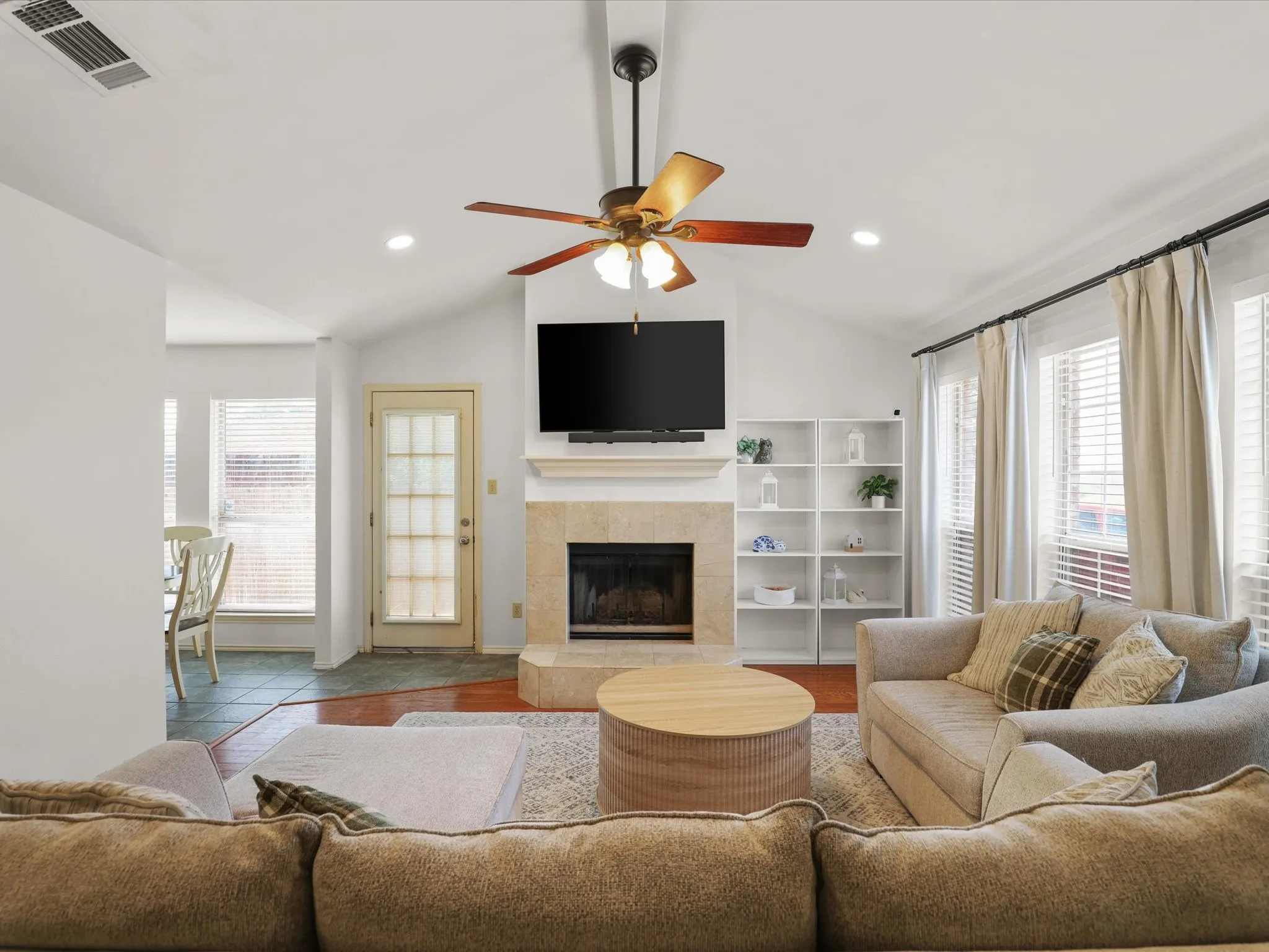 Single Family Residence For Sale in Tarrant County , 709 Basset Locke Drive, Fort Worth, Texas 76108, 3 Bedroom, 2 Bathroom, 2 Garage spaces, 1,115 Sqft, built in 1989, mls#21398392, Real Estate Agent in Fort Worth, Homes For Sale in Tarrant county, Homes For Sale in Fort Worth, Realtor in Fort Worth Texas, Real Estate Brokerage Independent Realty Texas, Luminita Cordes Realtor