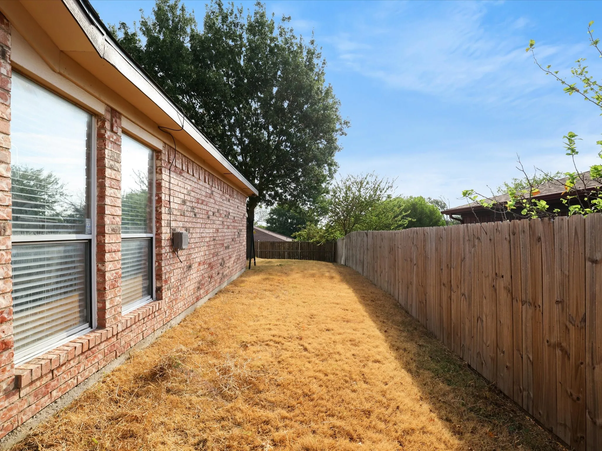 Single Family Residence For Sale in Tarrant County , 709 Basset Locke Drive, Fort Worth, Texas 76108, 3 Bedroom, 2 Bathroom, 2 Garage spaces, 1,115 Sqft, built in 1989, mls#21398392, Real Estate Agent in Fort Worth, Homes For Sale in Tarrant county, Homes For Sale in Fort Worth, Realtor in Fort Worth Texas, Real Estate Brokerage Independent Realty Texas, Luminita Cordes Realtor
