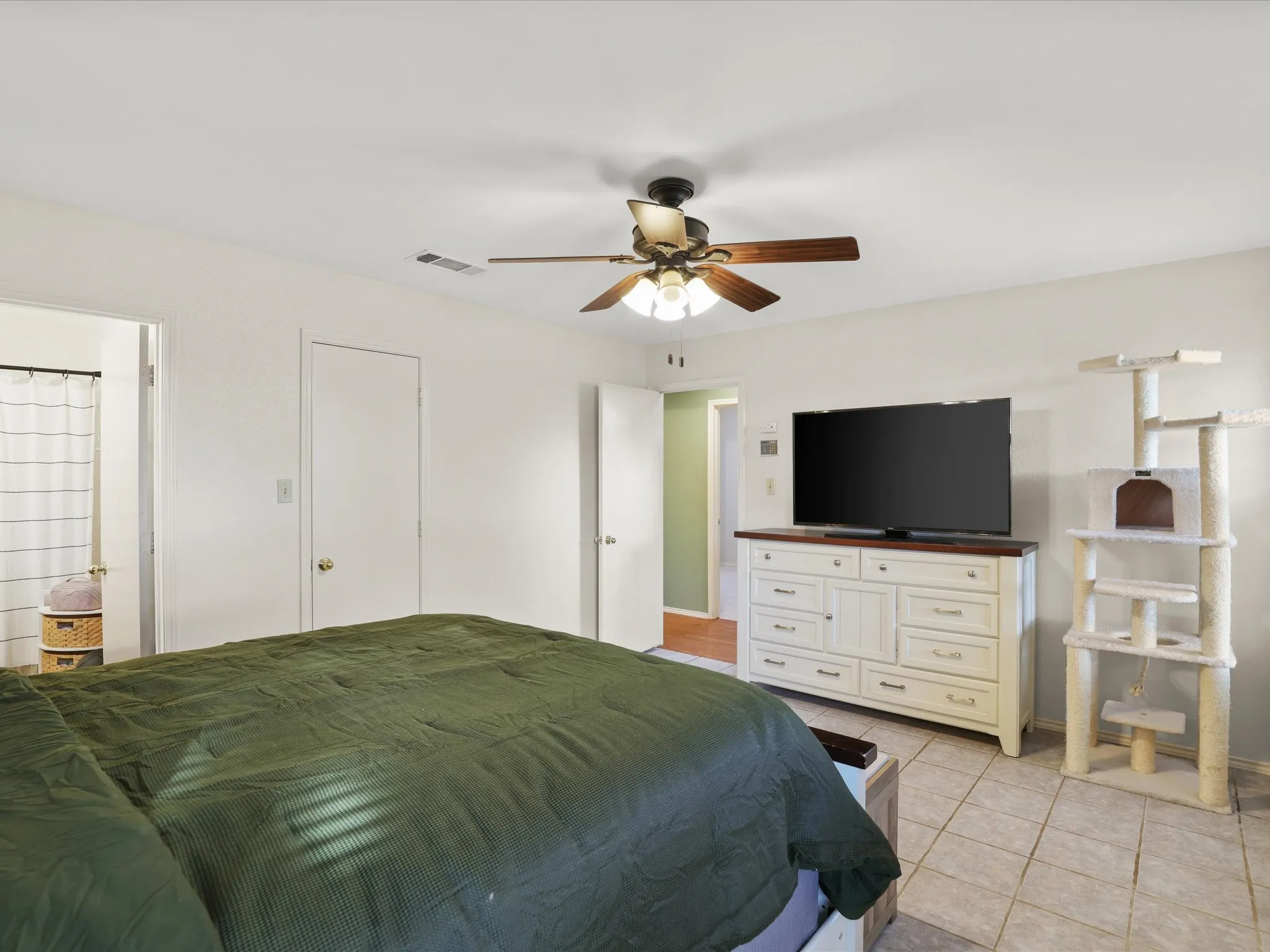 Single Family Residence For Sale in Tarrant County , 709 Basset Locke Drive, Fort Worth, Texas 76108, 3 Bedroom, 2 Bathroom, 2 Garage spaces, 1,115 Sqft, built in 1989, mls#21398392, Real Estate Agent in Fort Worth, Homes For Sale in Tarrant county, Homes For Sale in Fort Worth, Realtor in Fort Worth Texas, Real Estate Brokerage Independent Realty Texas, Luminita Cordes Realtor