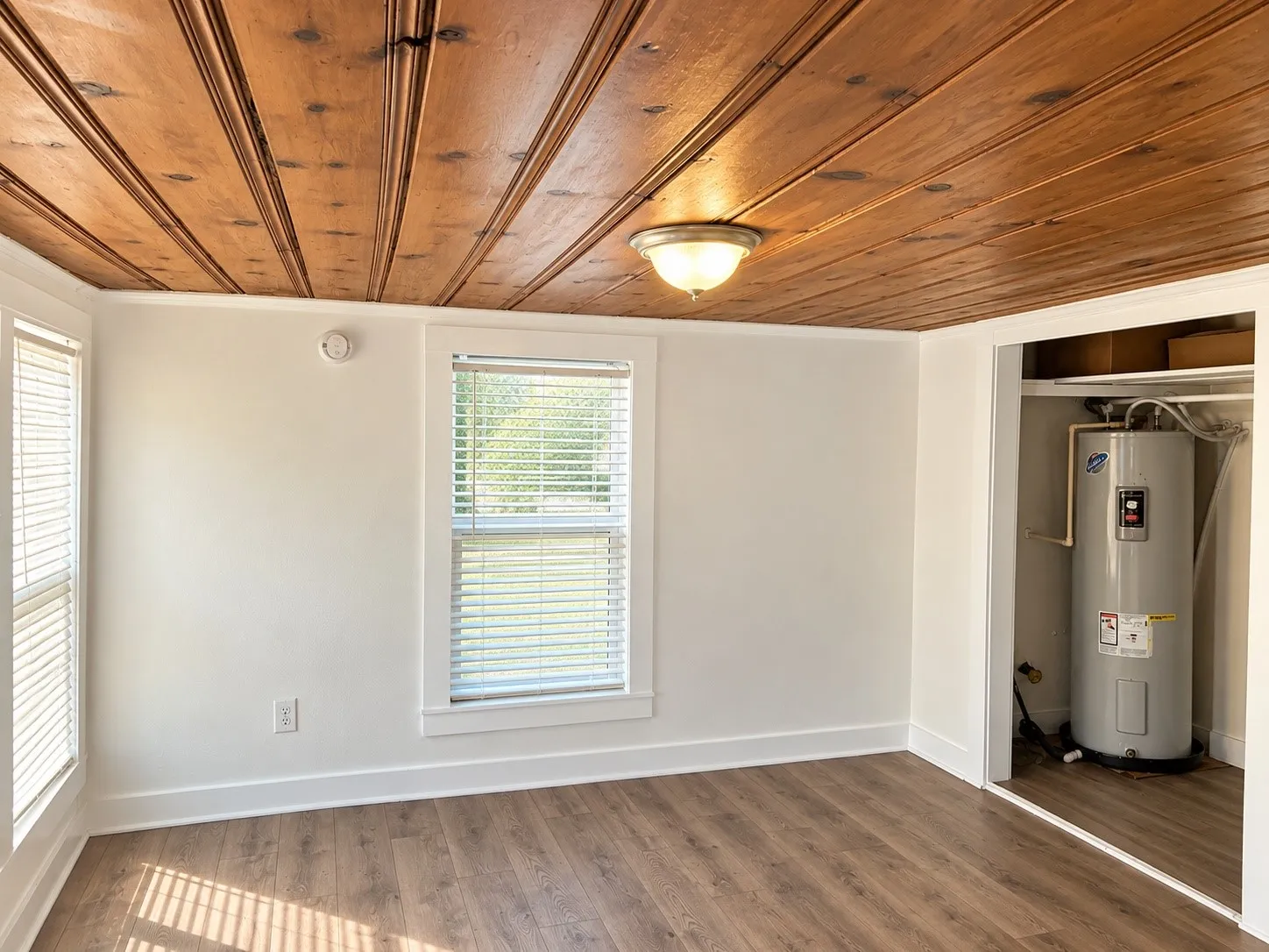 Single Family Residence For Rent in Tarrant County , 5505 Kilpatrick Avenue, Fort Worth, Texas 76107, 3 Bedroom, 1 Bathroom, Garage spaces, 816 Sqft, built in 1945, mls#21400667, Real Estate Agent in Fort Worth, Homes For Rent in Tarrant county, Homes For Rent in Fort Worth, Realtor in Fort Worth Texas, Real Estate Brokerage Independent Realty Texas, Luminita Cordes Realtor