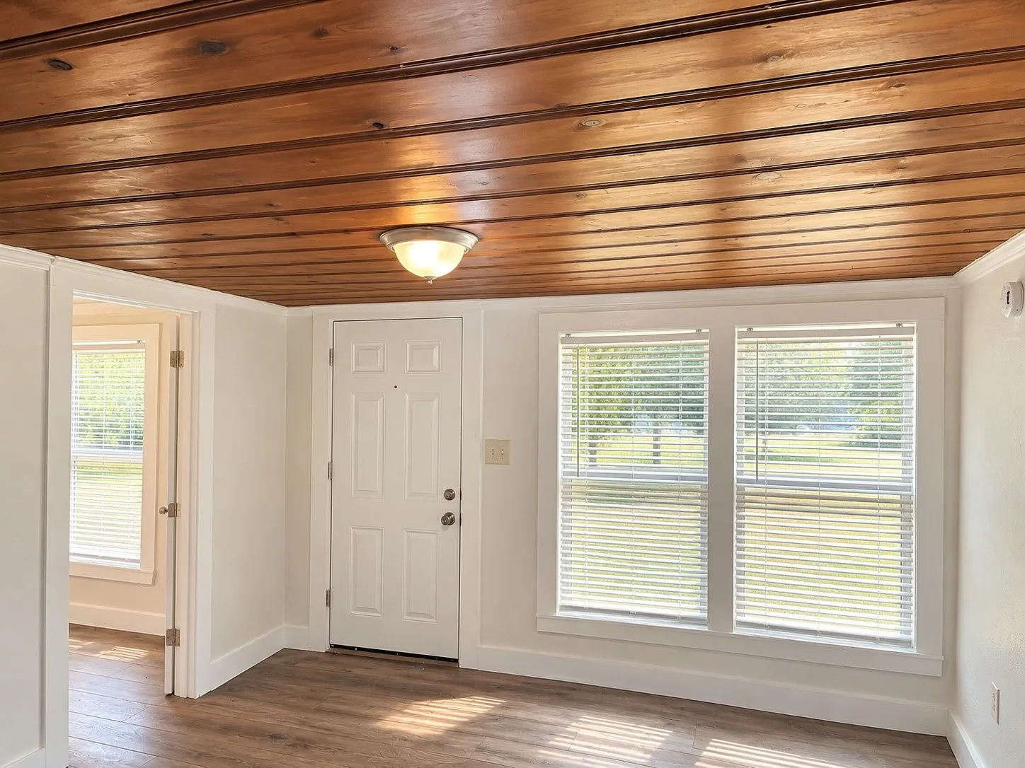Single Family Residence For Rent in Tarrant County , 5505 Kilpatrick Avenue, Fort Worth, Texas 76107, 3 Bedroom, 1 Bathroom, Garage spaces, 816 Sqft, built in 1945, mls#21400667, Real Estate Agent in Fort Worth, Homes For Rent in Tarrant county, Homes For Rent in Fort Worth, Realtor in Fort Worth Texas, Real Estate Brokerage Independent Realty Texas, Luminita Cordes Realtor