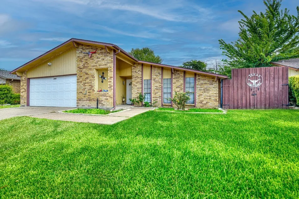 Single Family Residence For Sale in Dallas County , 3205 Weather Vane Lane, Dallas, Texas 75228, 3 Bedroom, 2 Bathroom, 2 Garage spaces, 1,865 Sqft, built in 1983, mls#21400680, Real Estate Agent in Dallas, Homes For Sale in Dallas county, Homes For Sale in Dallas, Realtor in Dallas Texas, Real Estate Brokerage Independent Realty Texas, Luminita Cordes Realtor