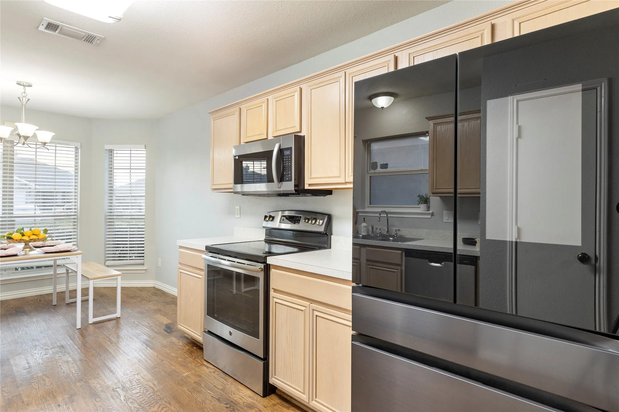 Single Family Residence For Sale in Tarrant County , 1211 Varacruz Drive, Arlington, Texas 76010, 3 Bedroom, 2 Bathroom, 2 Garage spaces, 1,283 Sqft, built in 2003, mls#21400687, Real Estate Agent in Arlington, Homes For Sale in Tarrant county, Homes For Sale in Arlington, Realtor in Arlington Texas, Real Estate Brokerage Independent Realty Texas, Luminita Cordes Realtor