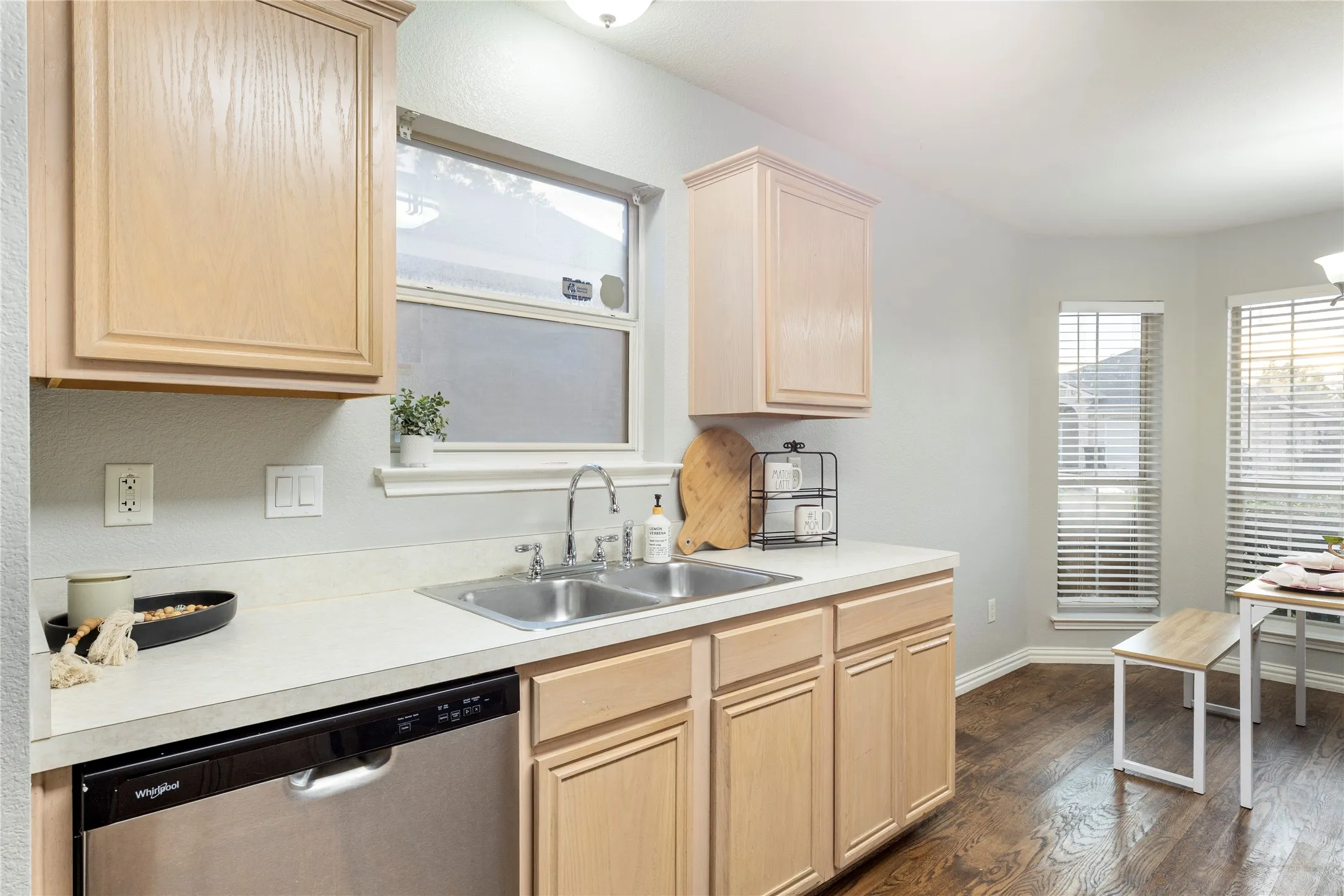Single Family Residence For Sale in Tarrant County , 1211 Varacruz Drive, Arlington, Texas 76010, 3 Bedroom, 2 Bathroom, 2 Garage spaces, 1,283 Sqft, built in 2003, mls#21400687, Real Estate Agent in Arlington, Homes For Sale in Tarrant county, Homes For Sale in Arlington, Realtor in Arlington Texas, Real Estate Brokerage Independent Realty Texas, Luminita Cordes Realtor