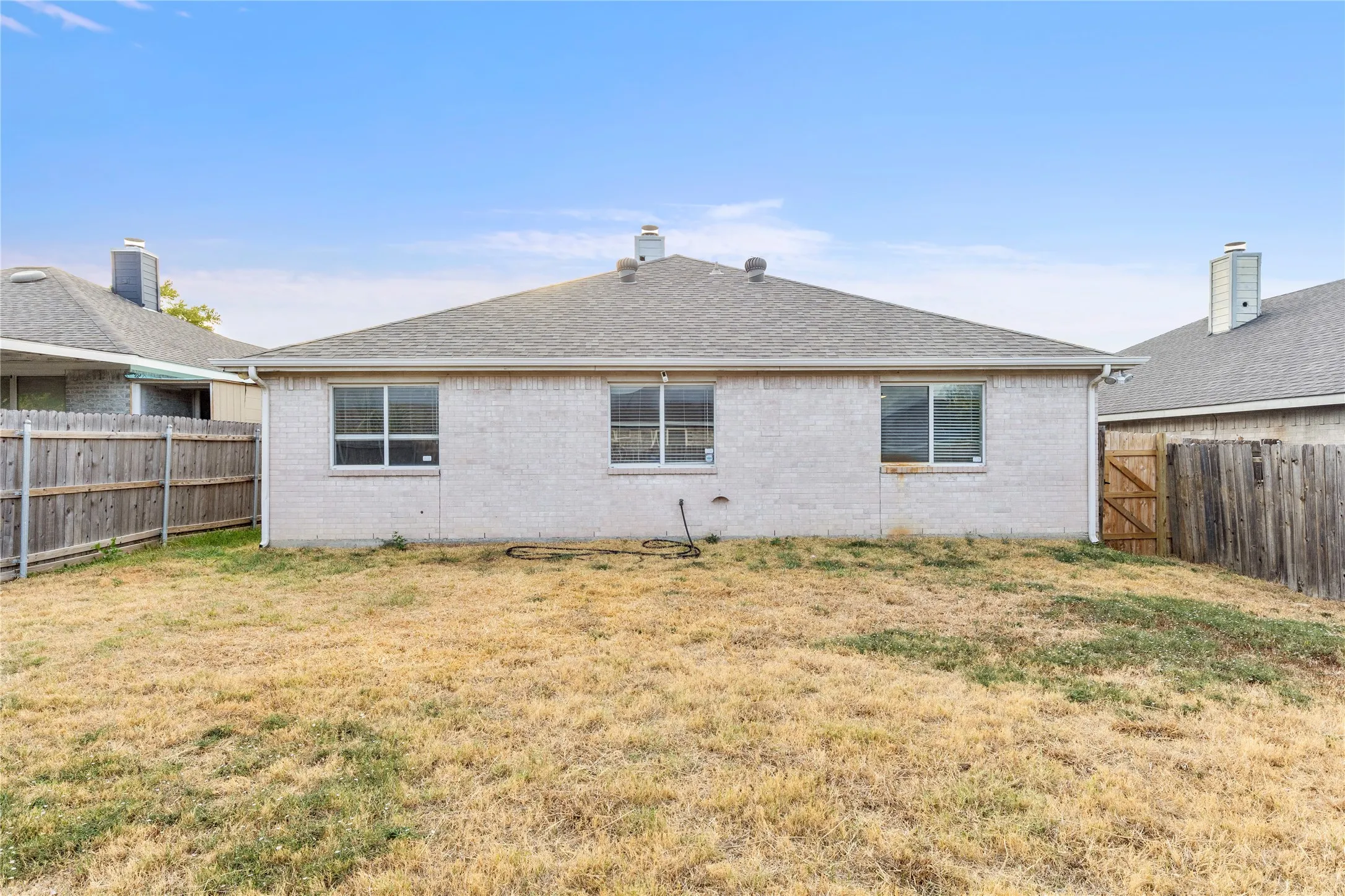 Single Family Residence For Sale in Tarrant County , 1211 Varacruz Drive, Arlington, Texas 76010, 3 Bedroom, 2 Bathroom, 2 Garage spaces, 1,283 Sqft, built in 2003, mls#21400687, Real Estate Agent in Arlington, Homes For Sale in Tarrant county, Homes For Sale in Arlington, Realtor in Arlington Texas, Real Estate Brokerage Independent Realty Texas, Luminita Cordes Realtor
