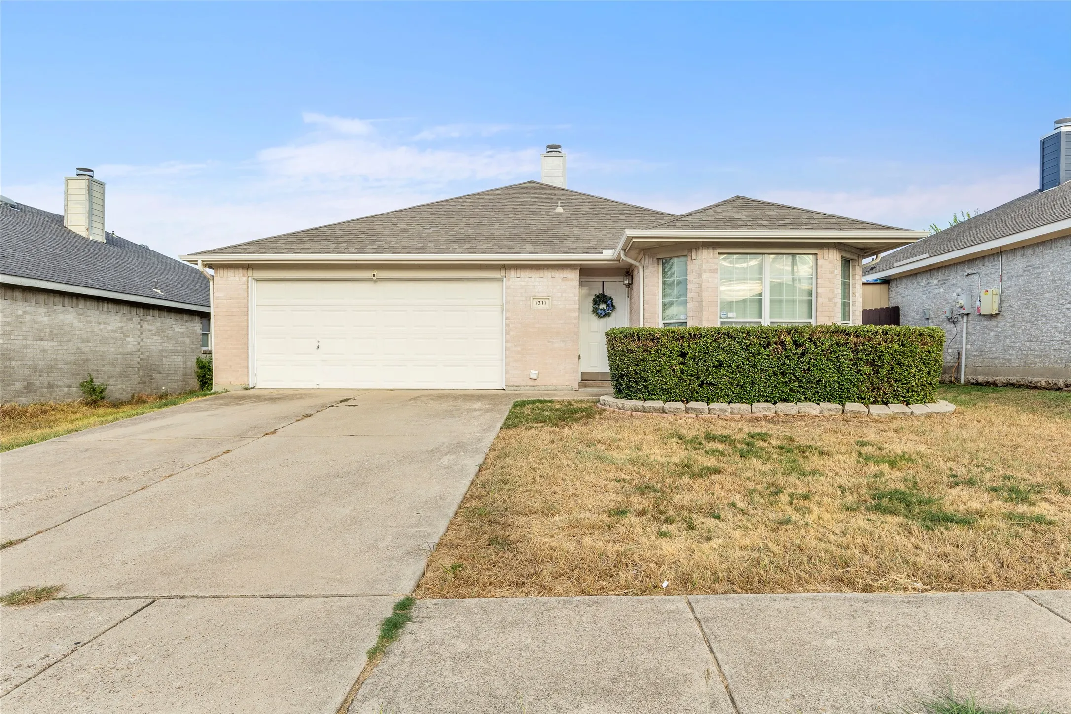 Single Family Residence For Sale in Tarrant County , 1211 Varacruz Drive, Arlington, Texas 76010, 3 Bedroom, 2 Bathroom, 2 Garage spaces, 1,283 Sqft, built in 2003, mls#21400687, Real Estate Agent in Arlington, Homes For Sale in Tarrant county, Homes For Sale in Arlington, Realtor in Arlington Texas, Real Estate Brokerage Independent Realty Texas, Luminita Cordes Realtor