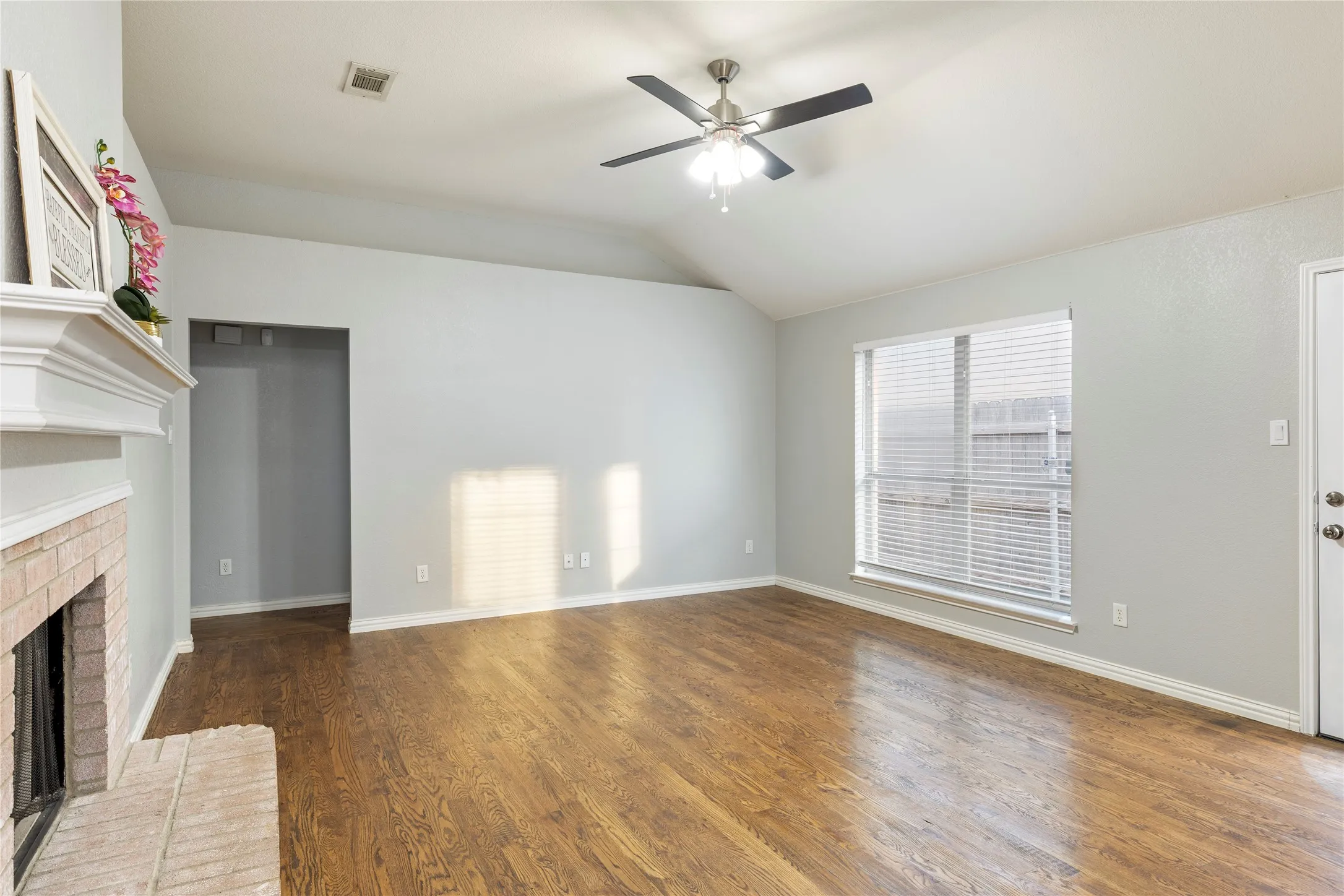 Single Family Residence For Sale in Tarrant County , 1211 Varacruz Drive, Arlington, Texas 76010, 3 Bedroom, 2 Bathroom, 2 Garage spaces, 1,283 Sqft, built in 2003, mls#21400687, Real Estate Agent in Arlington, Homes For Sale in Tarrant county, Homes For Sale in Arlington, Realtor in Arlington Texas, Real Estate Brokerage Independent Realty Texas, Luminita Cordes Realtor