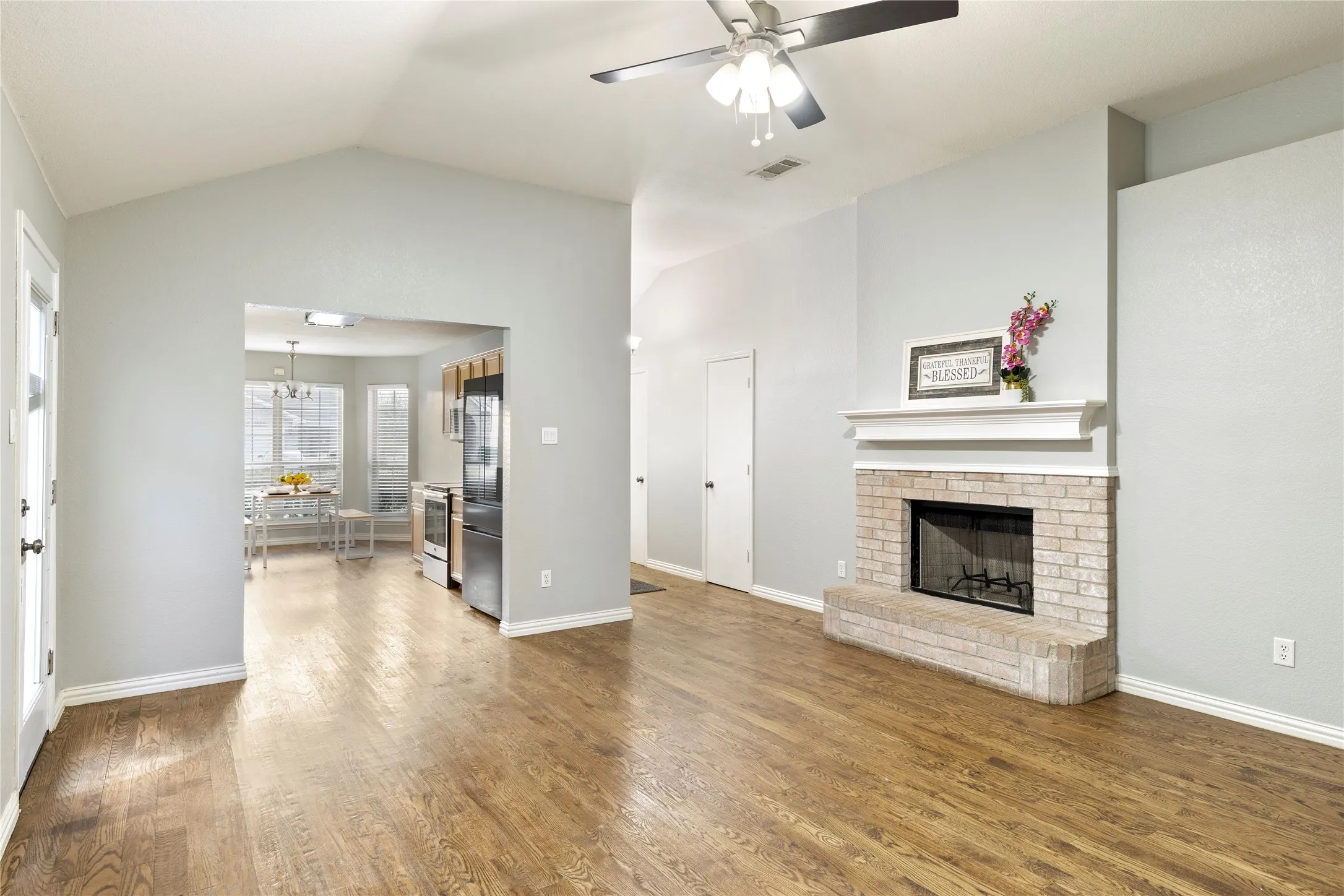Single Family Residence For Sale in Tarrant County , 1211 Varacruz Drive, Arlington, Texas 76010, 3 Bedroom, 2 Bathroom, 2 Garage spaces, 1,283 Sqft, built in 2003, mls#21400687, Real Estate Agent in Arlington, Homes For Sale in Tarrant county, Homes For Sale in Arlington, Realtor in Arlington Texas, Real Estate Brokerage Independent Realty Texas, Luminita Cordes Realtor