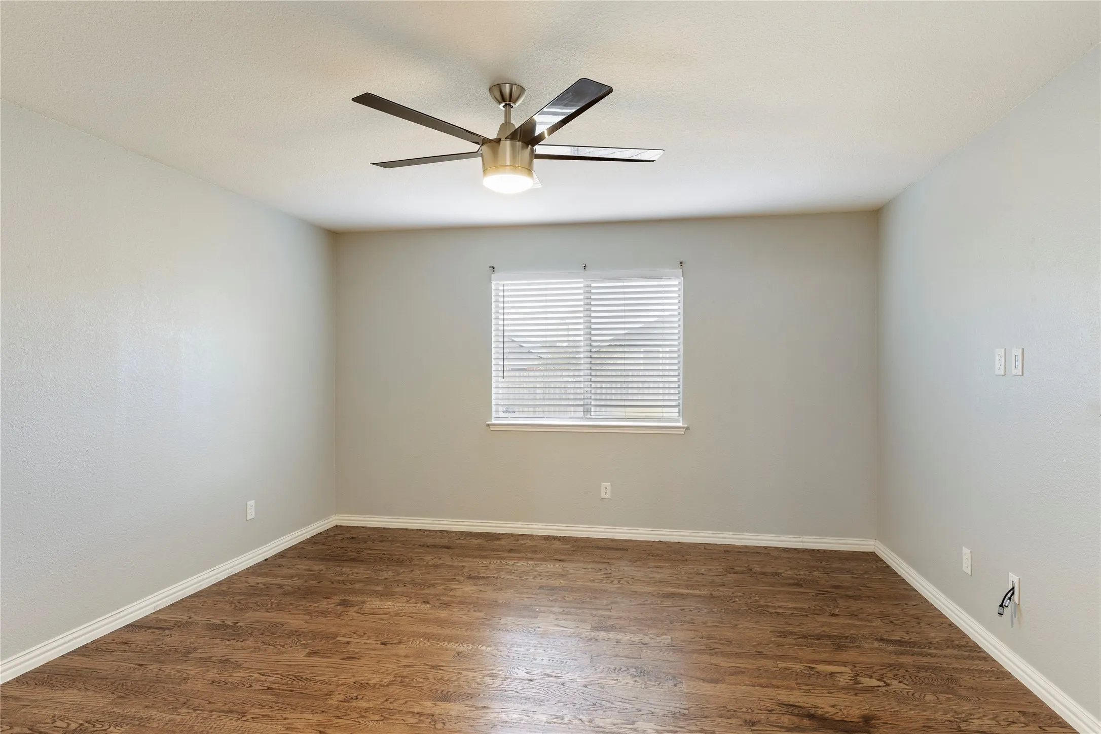 Single Family Residence For Sale in Tarrant County , 1211 Varacruz Drive, Arlington, Texas 76010, 3 Bedroom, 2 Bathroom, 2 Garage spaces, 1,283 Sqft, built in 2003, mls#21400687, Real Estate Agent in Arlington, Homes For Sale in Tarrant county, Homes For Sale in Arlington, Realtor in Arlington Texas, Real Estate Brokerage Independent Realty Texas, Luminita Cordes Realtor