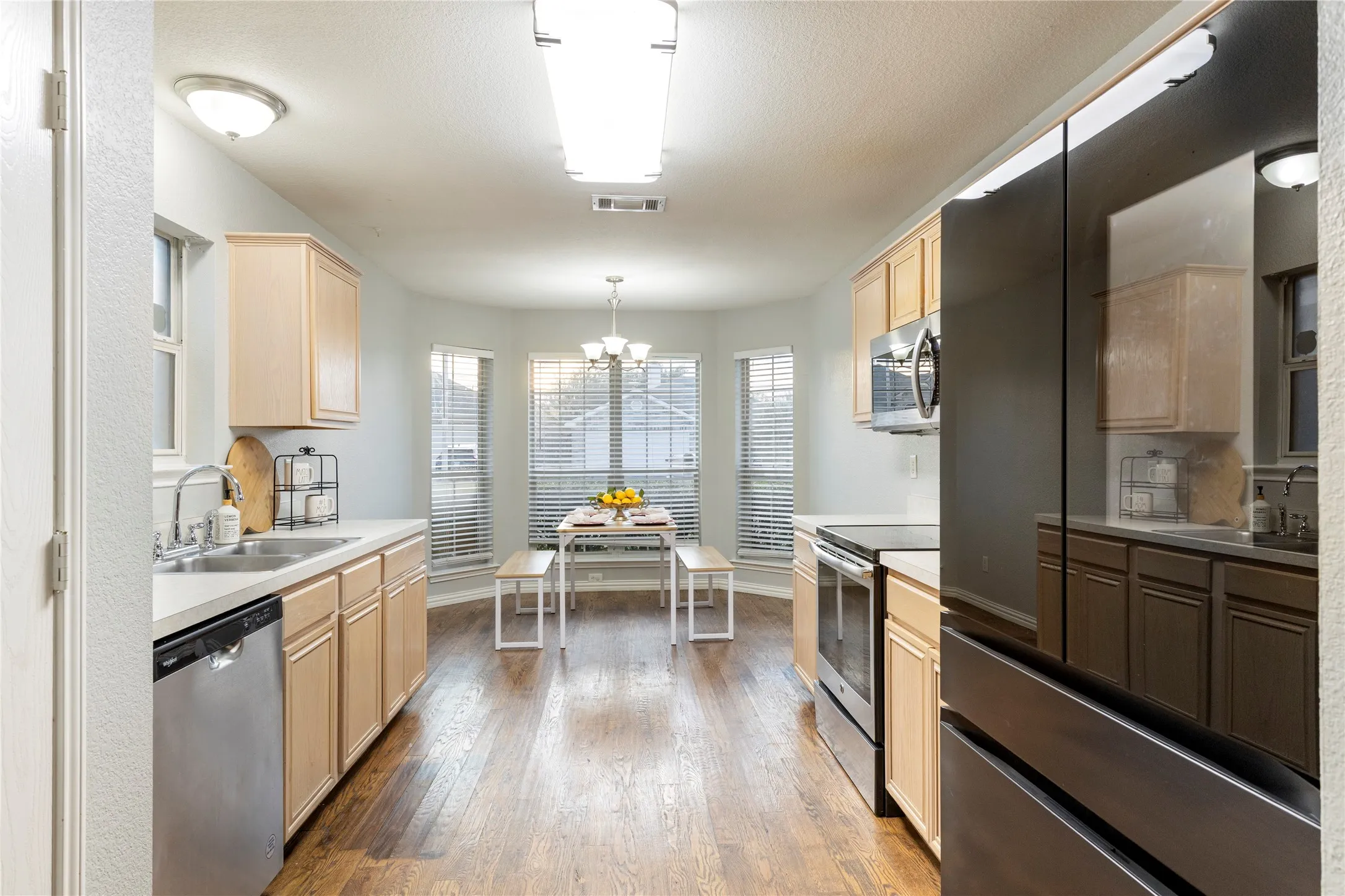 Single Family Residence For Sale in Tarrant County , 1211 Varacruz Drive, Arlington, Texas 76010, 3 Bedroom, 2 Bathroom, 2 Garage spaces, 1,283 Sqft, built in 2003, mls#21400687, Real Estate Agent in Arlington, Homes For Sale in Tarrant county, Homes For Sale in Arlington, Realtor in Arlington Texas, Real Estate Brokerage Independent Realty Texas, Luminita Cordes Realtor