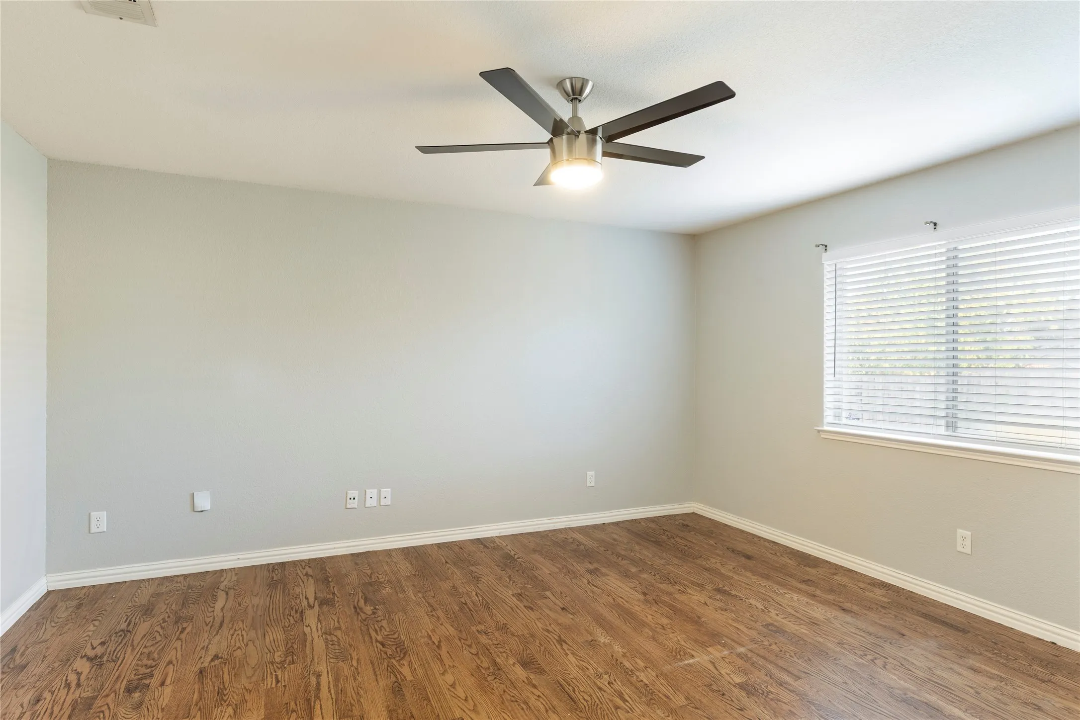 Single Family Residence For Sale in Tarrant County , 1211 Varacruz Drive, Arlington, Texas 76010, 3 Bedroom, 2 Bathroom, 2 Garage spaces, 1,283 Sqft, built in 2003, mls#21400687, Real Estate Agent in Arlington, Homes For Sale in Tarrant county, Homes For Sale in Arlington, Realtor in Arlington Texas, Real Estate Brokerage Independent Realty Texas, Luminita Cordes Realtor