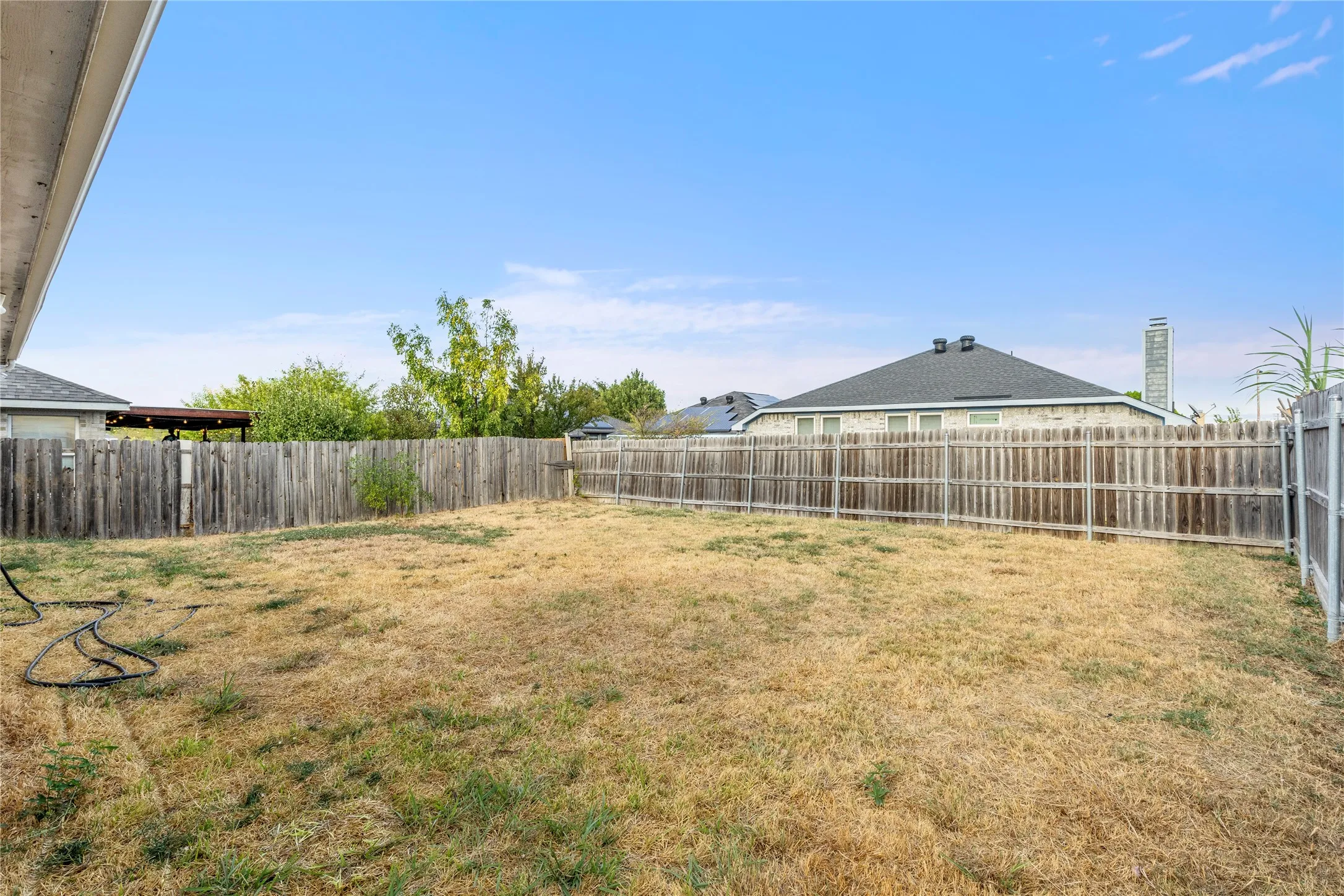 Single Family Residence For Sale in Tarrant County , 1211 Varacruz Drive, Arlington, Texas 76010, 3 Bedroom, 2 Bathroom, 2 Garage spaces, 1,283 Sqft, built in 2003, mls#21400687, Real Estate Agent in Arlington, Homes For Sale in Tarrant county, Homes For Sale in Arlington, Realtor in Arlington Texas, Real Estate Brokerage Independent Realty Texas, Luminita Cordes Realtor