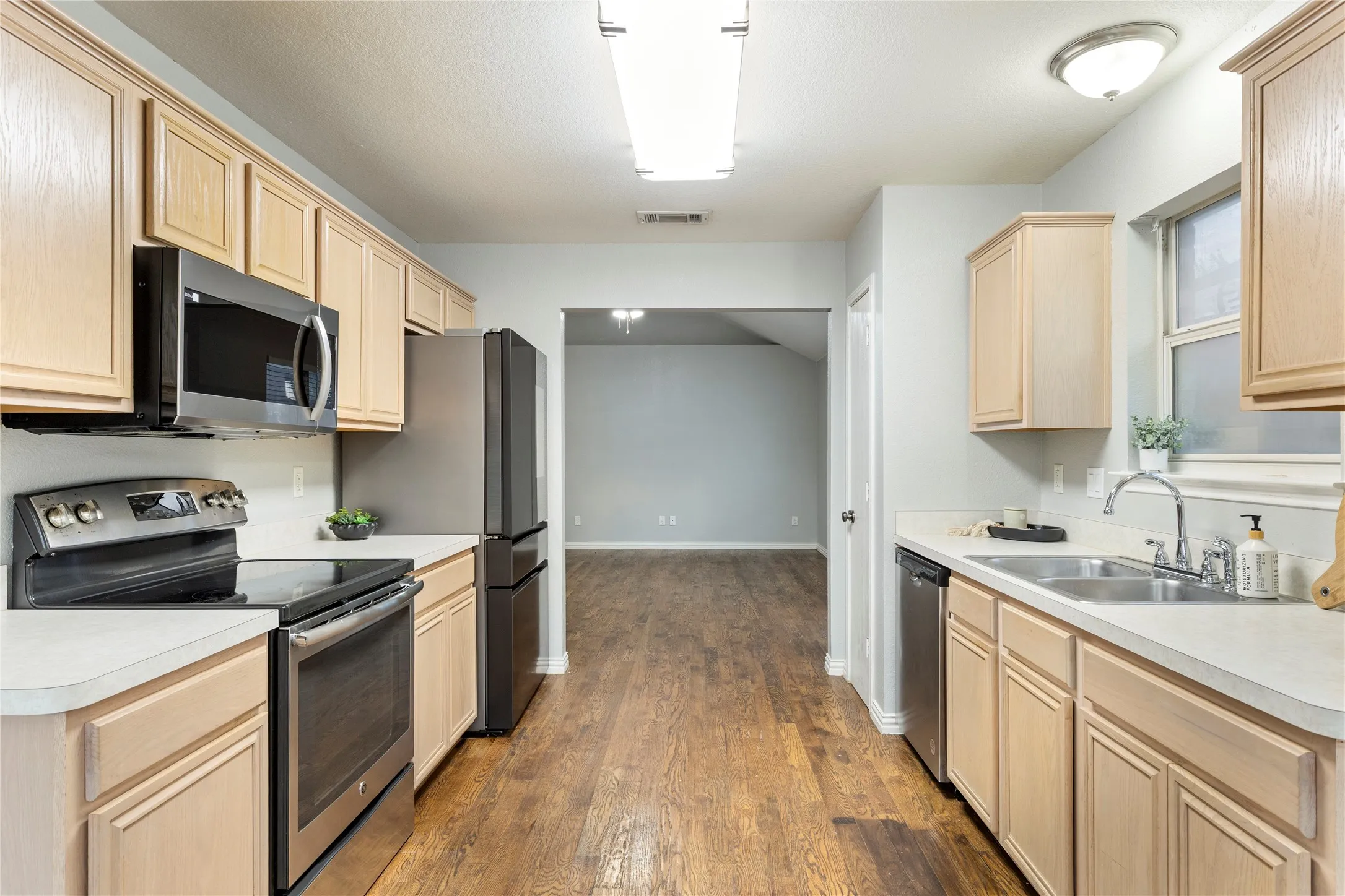 Single Family Residence For Sale in Tarrant County , 1211 Varacruz Drive, Arlington, Texas 76010, 3 Bedroom, 2 Bathroom, 2 Garage spaces, 1,283 Sqft, built in 2003, mls#21400687, Real Estate Agent in Arlington, Homes For Sale in Tarrant county, Homes For Sale in Arlington, Realtor in Arlington Texas, Real Estate Brokerage Independent Realty Texas, Luminita Cordes Realtor
