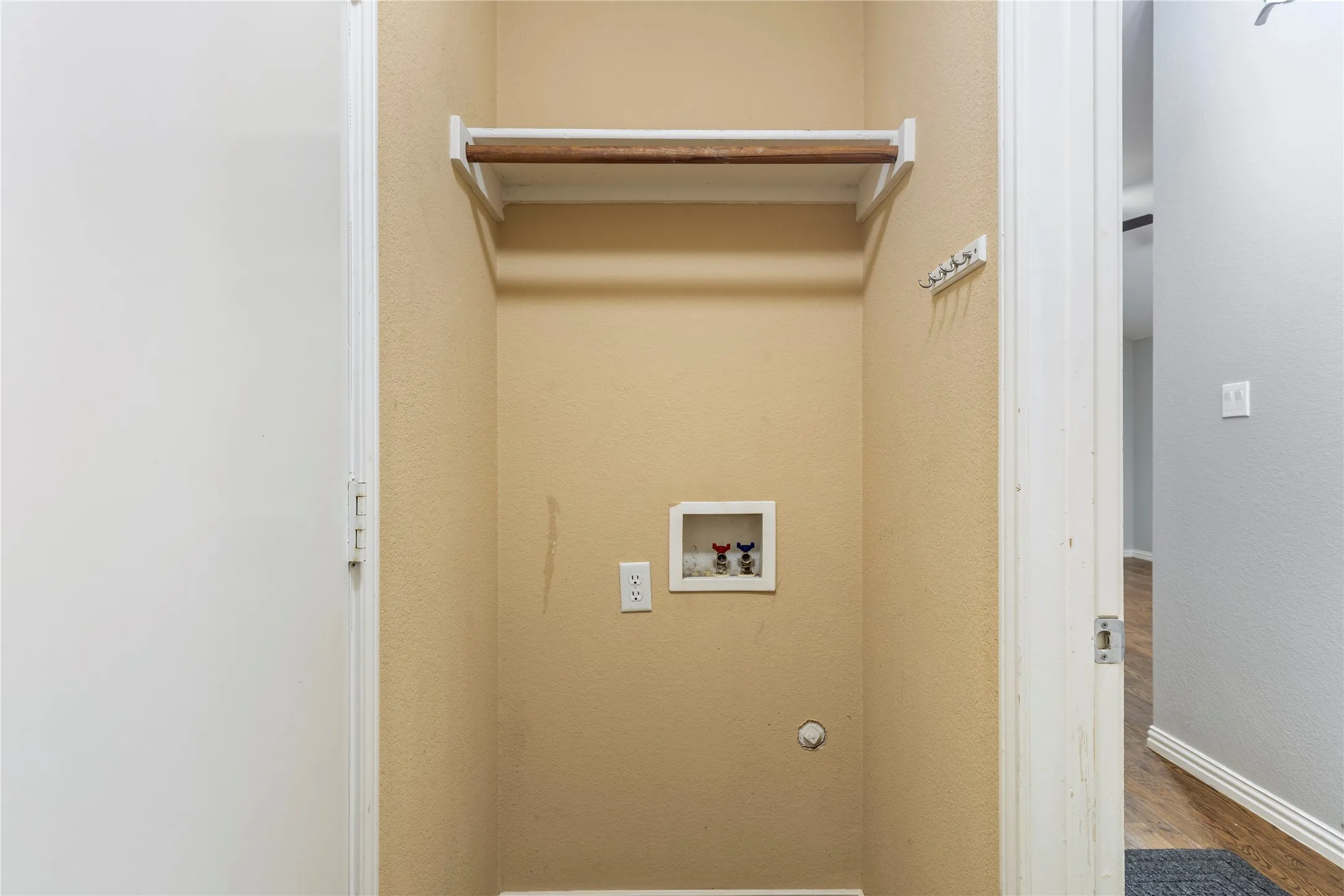 Single Family Residence For Sale in Tarrant County , 1211 Varacruz Drive, Arlington, Texas 76010, 3 Bedroom, 2 Bathroom, 2 Garage spaces, 1,283 Sqft, built in 2003, mls#21400687, Real Estate Agent in Arlington, Homes For Sale in Tarrant county, Homes For Sale in Arlington, Realtor in Arlington Texas, Real Estate Brokerage Independent Realty Texas, Luminita Cordes Realtor