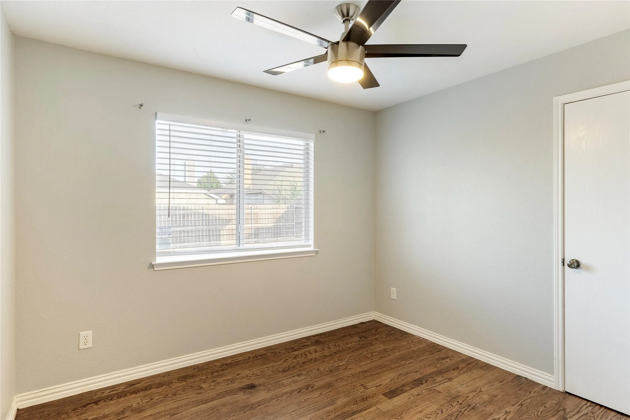 Single Family Residence For Sale in Tarrant County , 1211 Varacruz Drive, Arlington, Texas 76010, 3 Bedroom, 2 Bathroom, 2 Garage spaces, 1,283 Sqft, built in 2003, mls#21400687, Real Estate Agent in Arlington, Homes For Sale in Tarrant county, Homes For Sale in Arlington, Realtor in Arlington Texas, Real Estate Brokerage Independent Realty Texas, Luminita Cordes Realtor