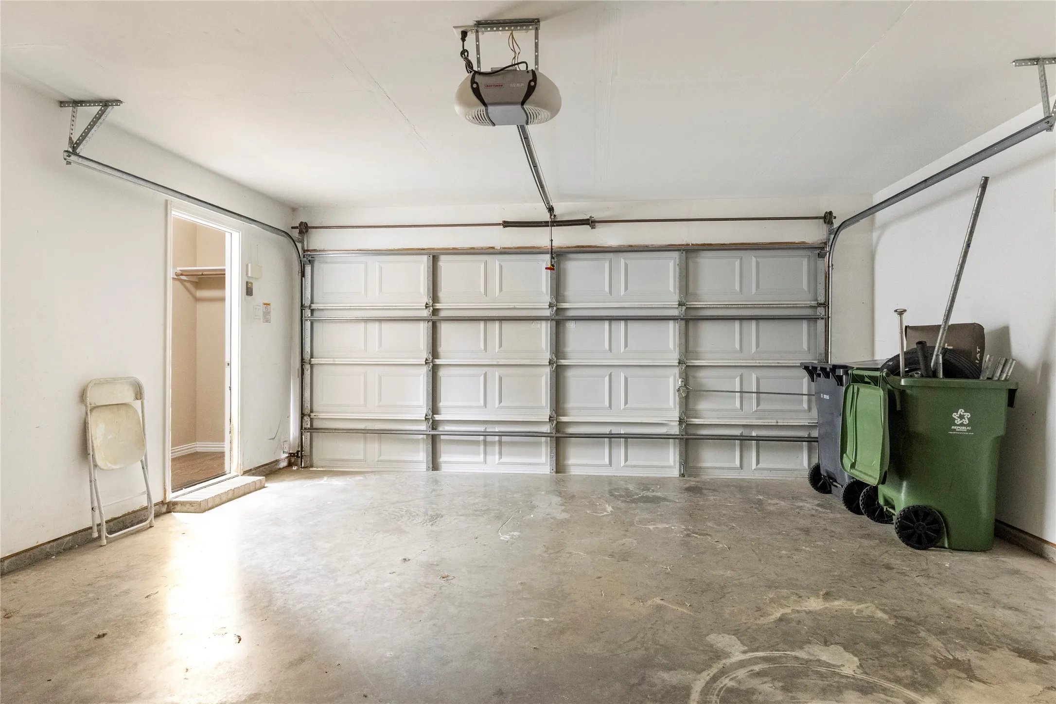 Single Family Residence For Sale in Tarrant County , 1211 Varacruz Drive, Arlington, Texas 76010, 3 Bedroom, 2 Bathroom, 2 Garage spaces, 1,283 Sqft, built in 2003, mls#21400687, Real Estate Agent in Arlington, Homes For Sale in Tarrant county, Homes For Sale in Arlington, Realtor in Arlington Texas, Real Estate Brokerage Independent Realty Texas, Luminita Cordes Realtor