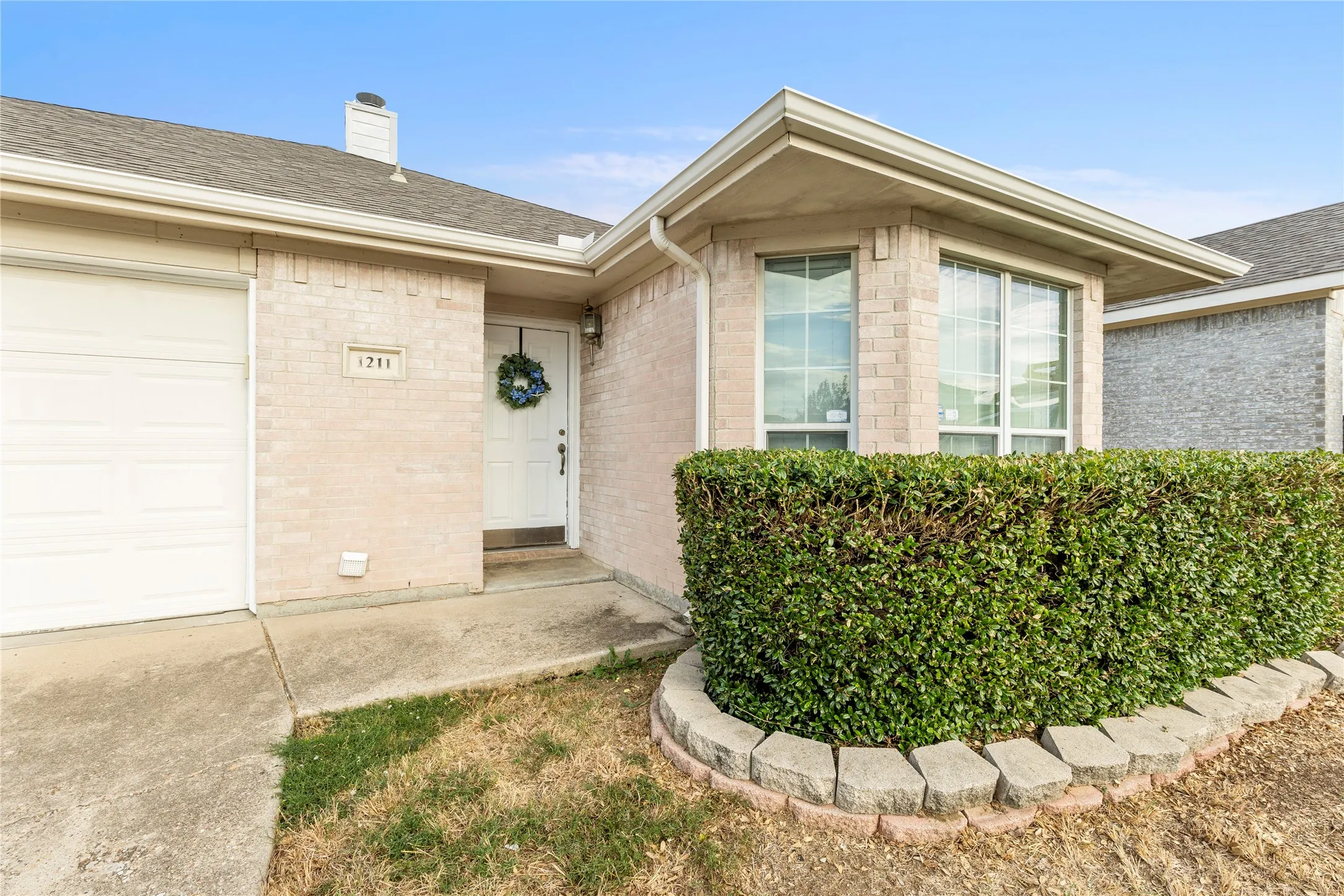 Single Family Residence For Sale in Tarrant County , 1211 Varacruz Drive, Arlington, Texas 76010, 3 Bedroom, 2 Bathroom, 2 Garage spaces, 1,283 Sqft, built in 2003, mls#21400687, Real Estate Agent in Arlington, Homes For Sale in Tarrant county, Homes For Sale in Arlington, Realtor in Arlington Texas, Real Estate Brokerage Independent Realty Texas, Luminita Cordes Realtor
